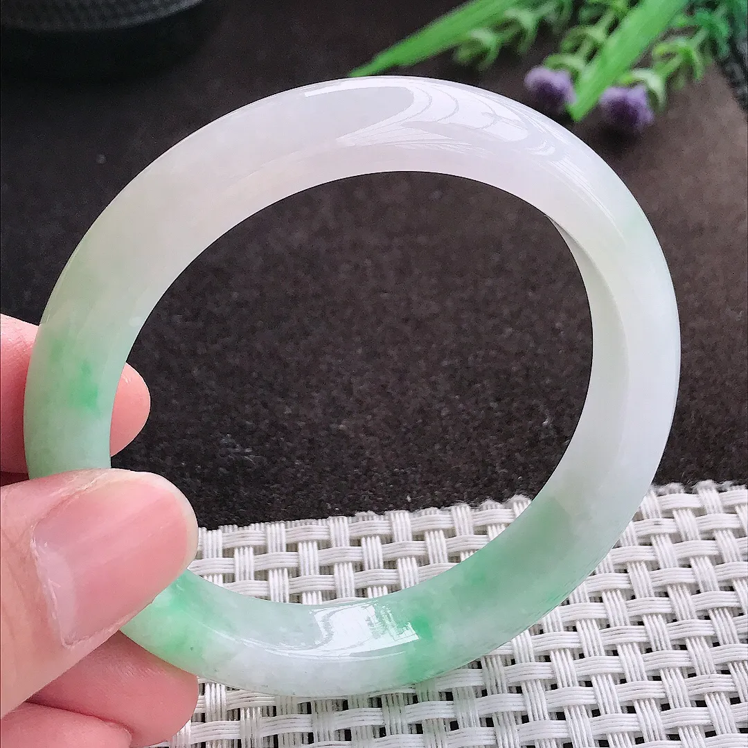 实拍A货翡翠56/11.6/8.2老坑冰润飘绿手镯宽边玉镯子