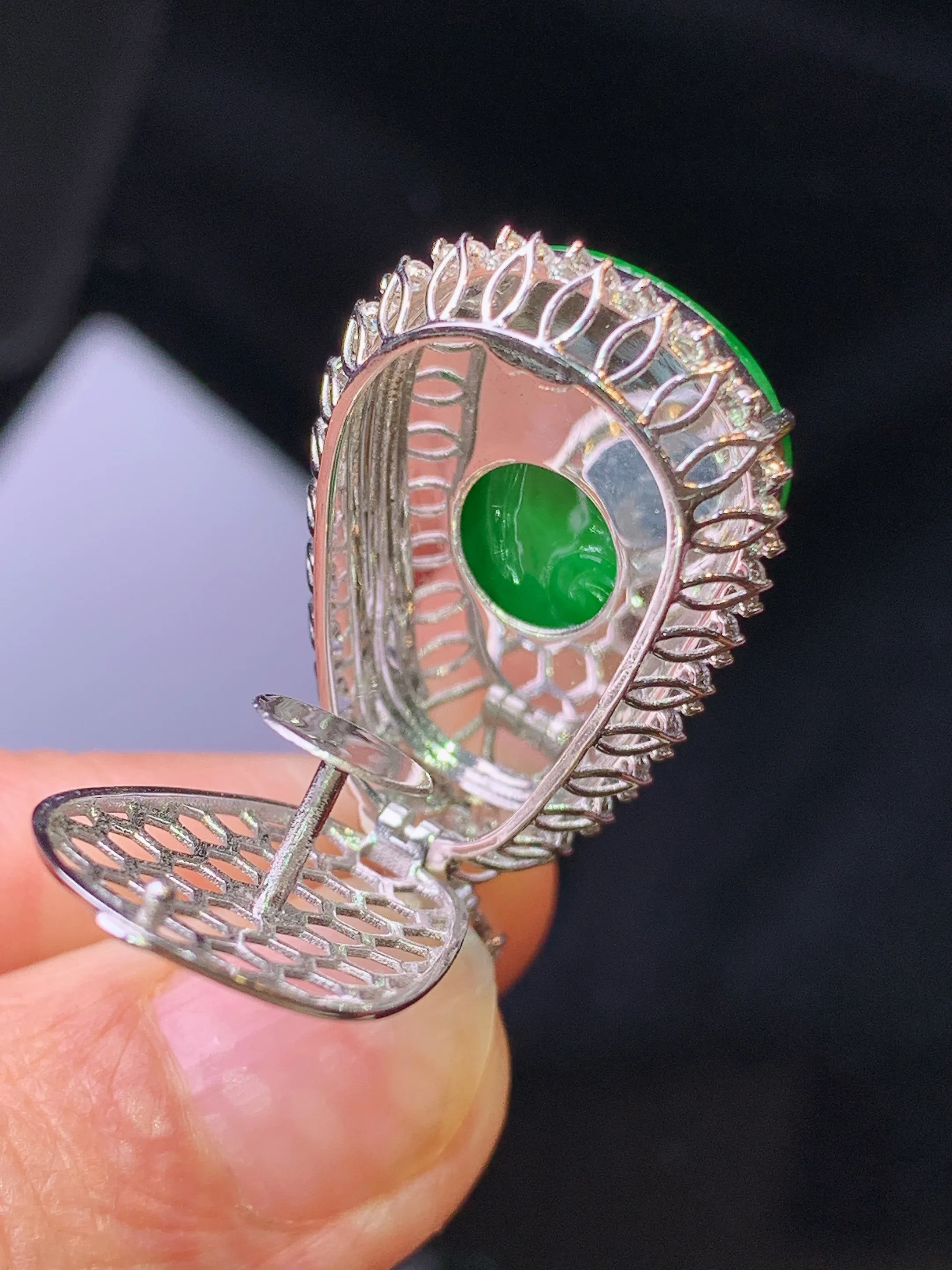 18金钻镶嵌满绿如意吊坠 玉质细腻 色泽清新艳丽 整体尺寸37.2*19.7*10