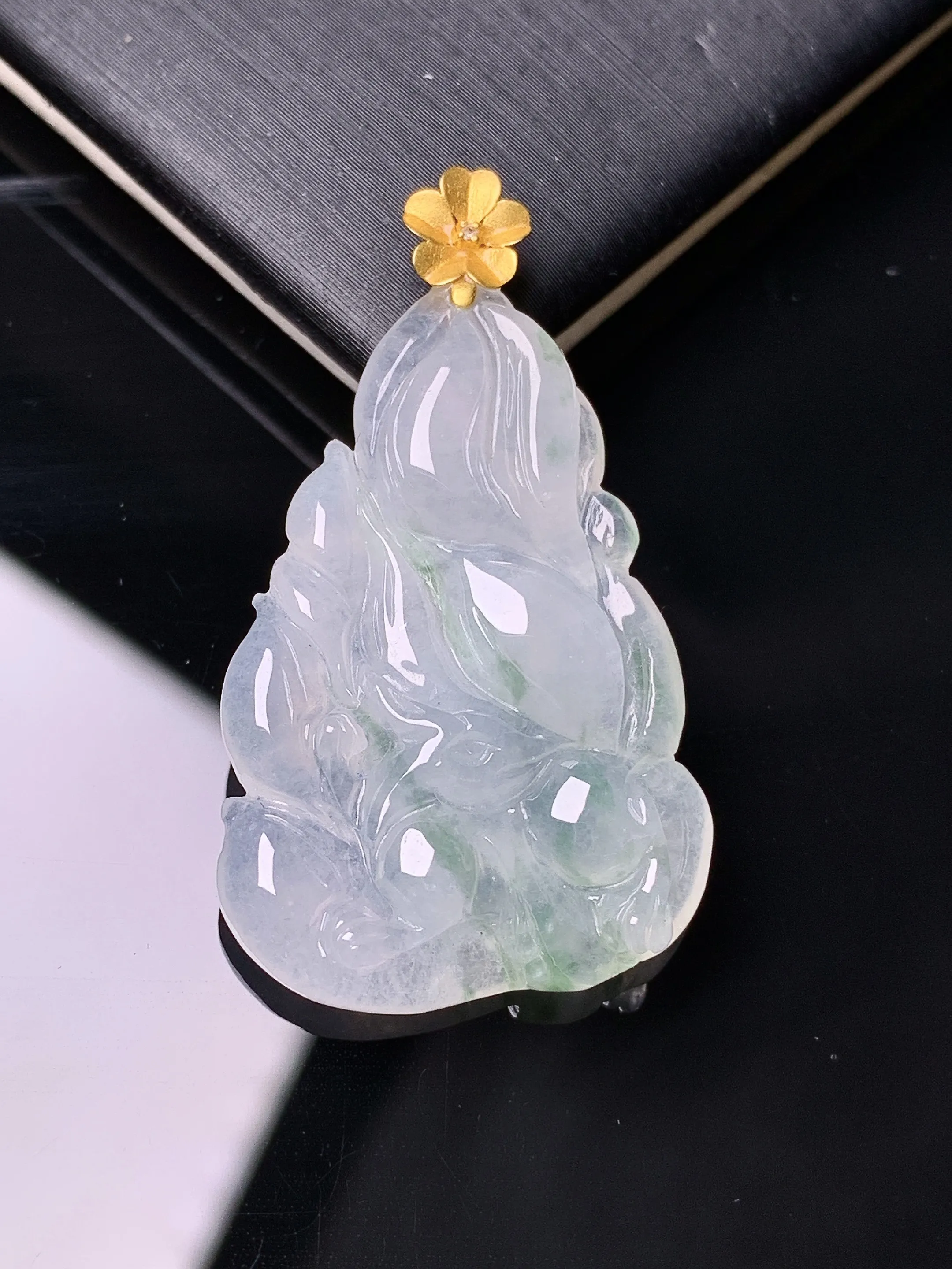 18金钻镶嵌冰种飘绿九尾狐吊坠 玉质细腻 色泽清新艳丽 整体尺寸36.5*20.5*4.8