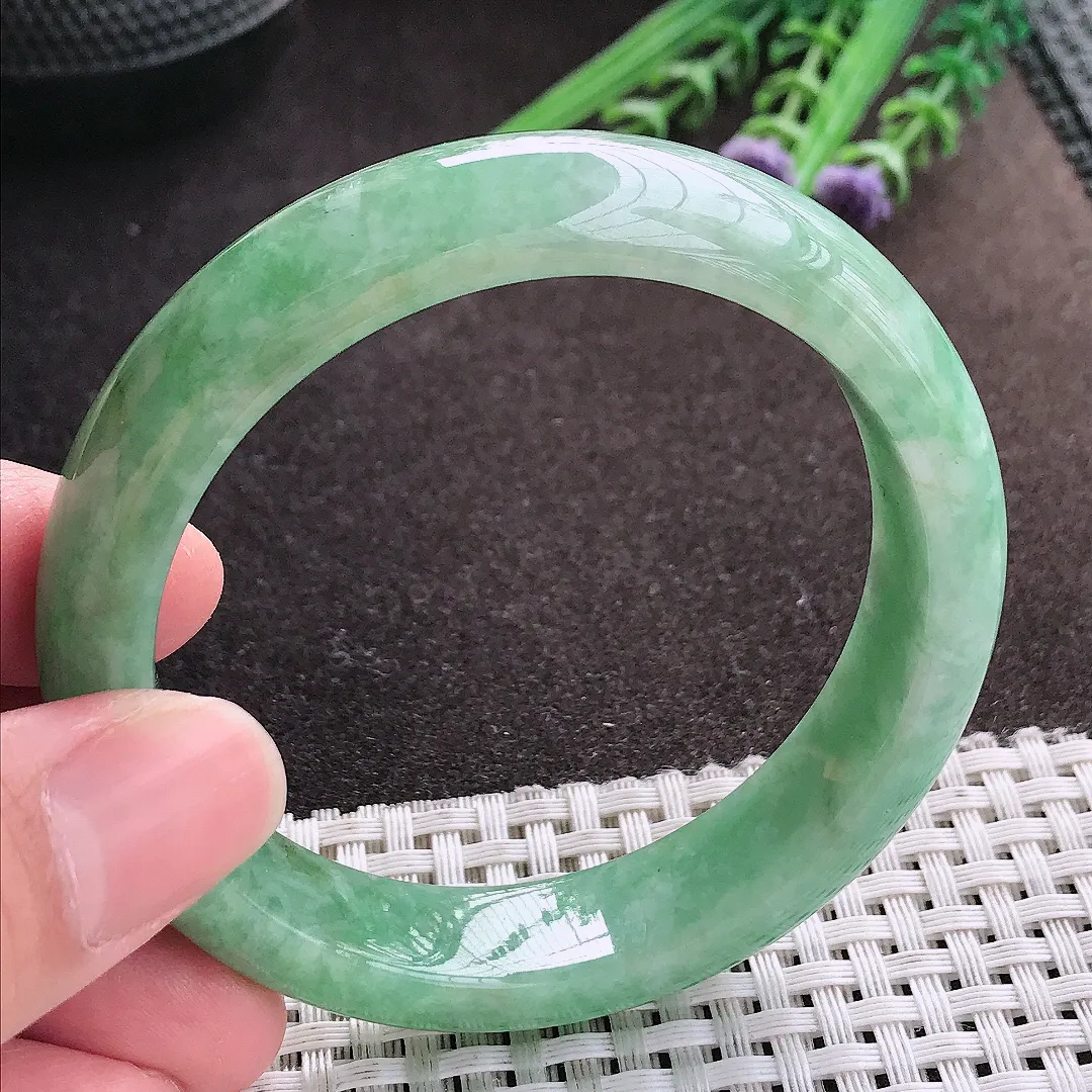 实拍A货翡翠56/13.7/8.2老坑精美满绿手镯宽边玉镯子