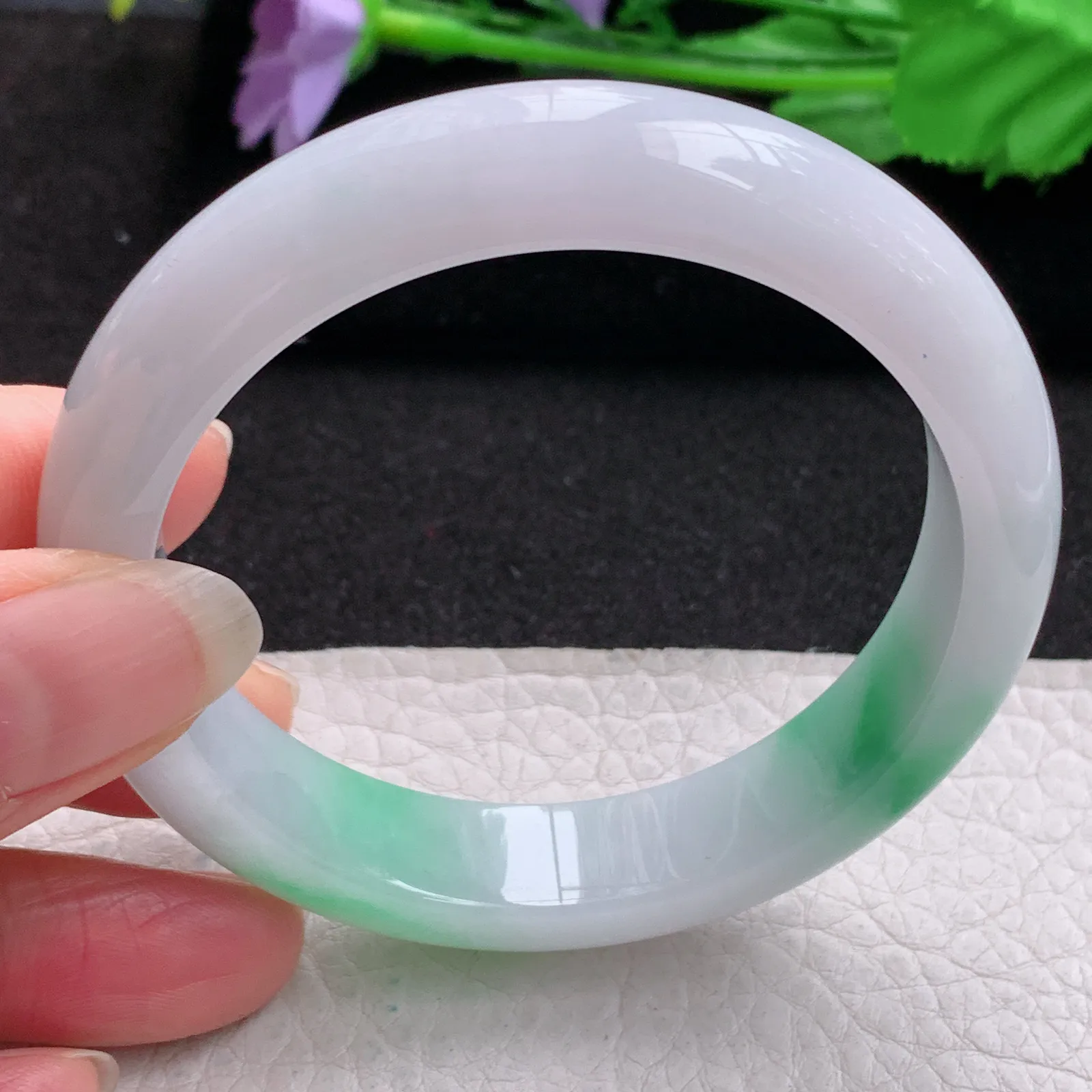 yh实拍56.5*13*8.3平安镯 缅甸翡翠a货精美白底青宽边玉手镯 玉手环