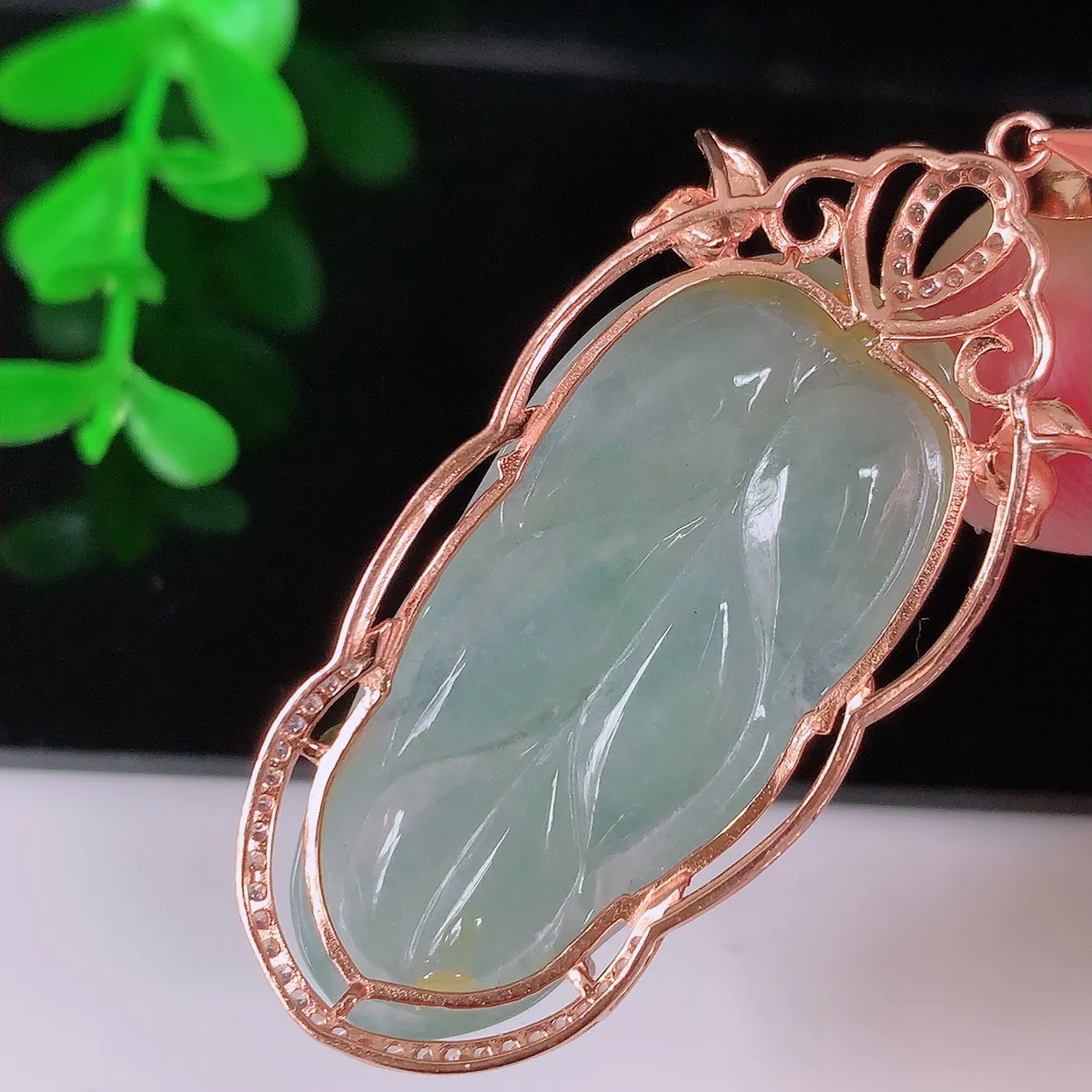 冰种翡翠叶子925银镶嵌吊坠，自然光实拍，翠色灵动，颜色漂亮，种老水足，品相佳，佩戴佳品！#103.3整体50*20*7裸石35.5*16.5