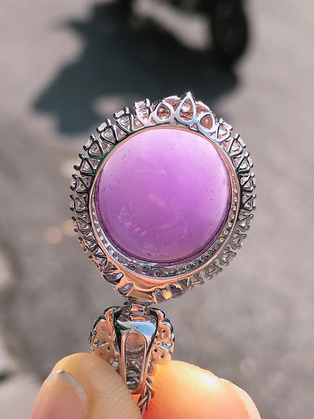 紫罗兰蛋面吊坠，色泽均匀艳丽，玉质细腻，荧光感超
强，饱满圆润，尽显优雅气质，18k
金豪华镶嵌