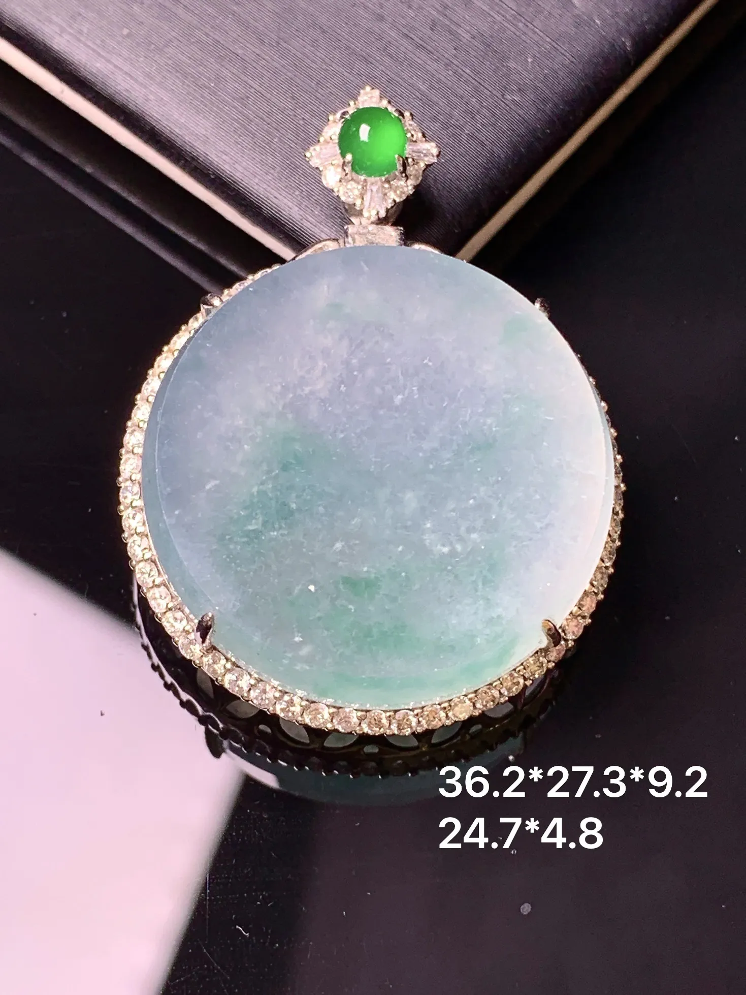 18金钻镶嵌飘绿圆牌吊坠 玉质细腻 色泽清新艳丽 整体尺寸36.2*27.3*9.2