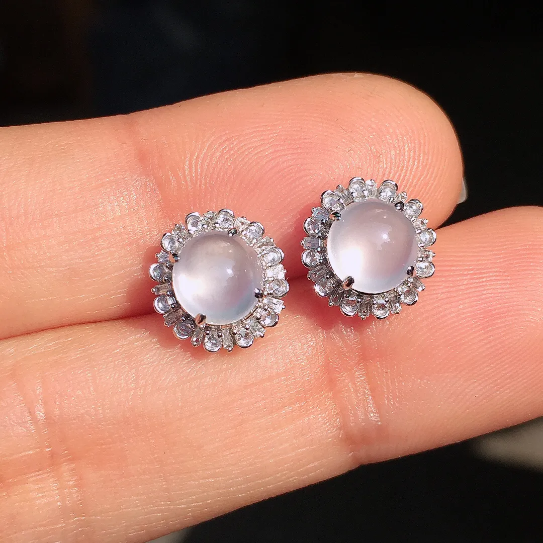 冰种蛋面耳钉，玉质细腻，荧光感超
强，饱满圆润，尽显优雅气质，18k
金豪华镶嵌