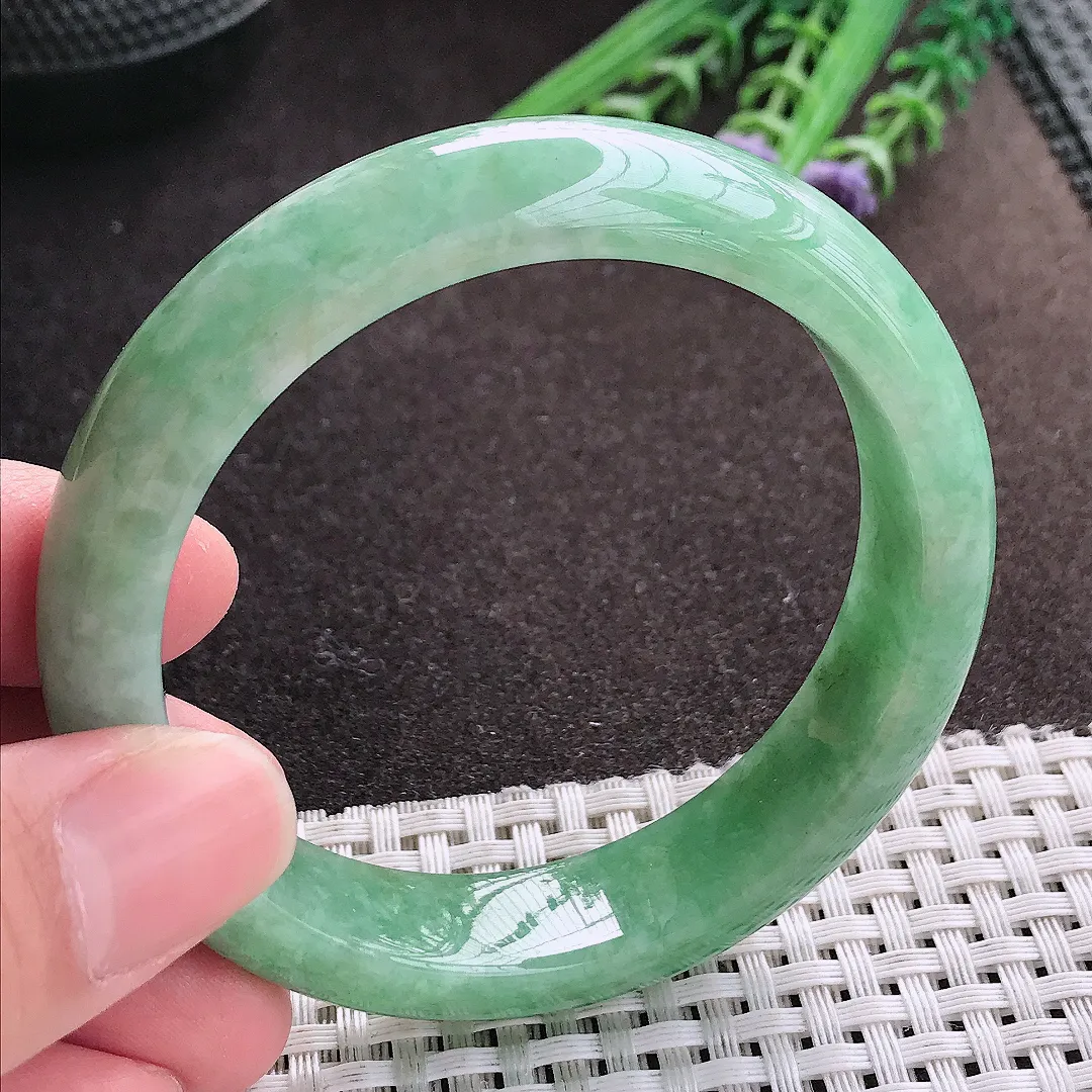 实拍A货翡翠56/13.7/8.2老坑精美满绿手镯宽边玉镯子