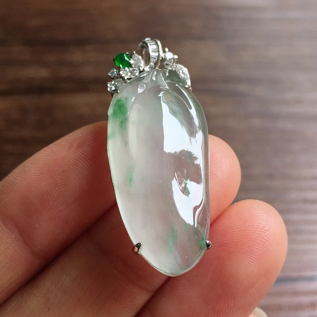 冰飘花福瓜吊坠，18k金镶嵌，冰润饱满，玉质细腻，种水足，Jj 尺寸37.6*15*7.7