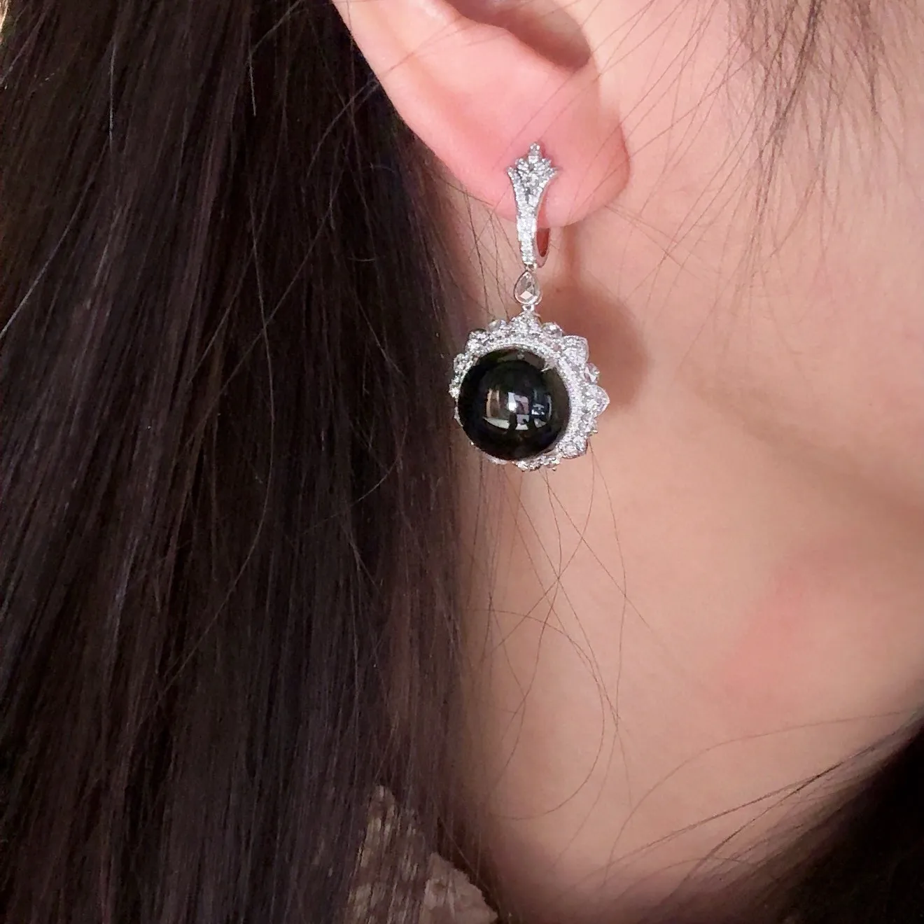 精品18k墨翠蛋面耳坠 种好色正 黑度极好打灯通透 油性十足 尺寸13.3