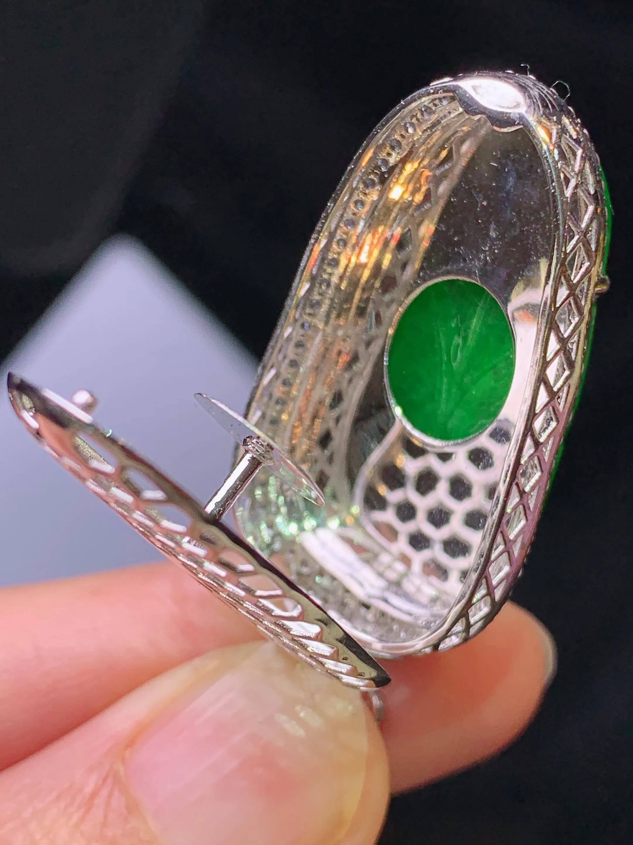 18金钻镶嵌翠绿树叶吊坠 玉质细腻 色泽清新艳丽 整体尺寸42.6*19*10.2