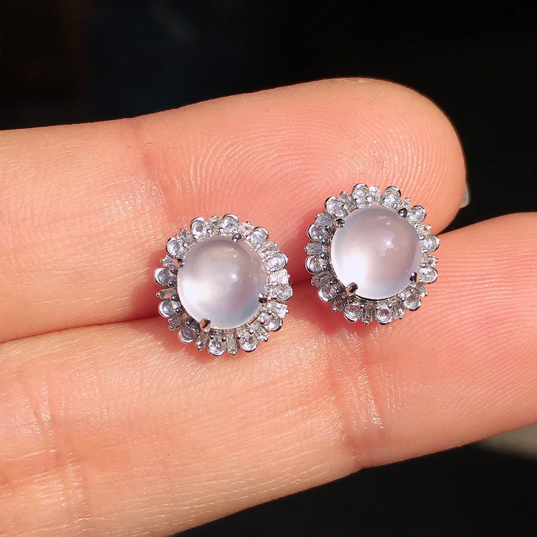 冰种蛋面耳钉，玉质细腻，荧光感超
强，饱满圆润，尽显优雅气质，18k
金豪华镶嵌