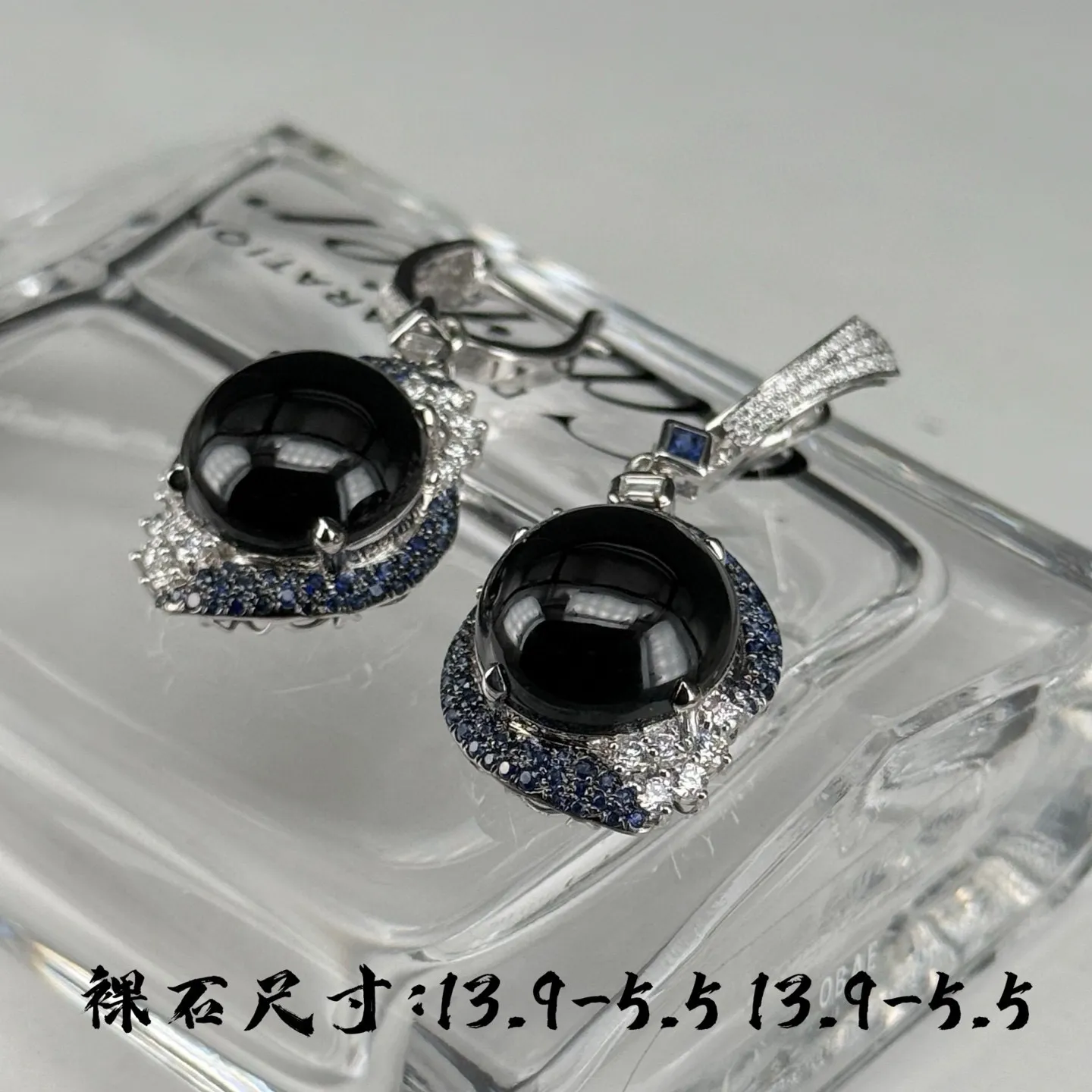 豪镶墨翠大耳坠 种好色正 黑度极好 打灯通透 油性十足 尺寸13.9