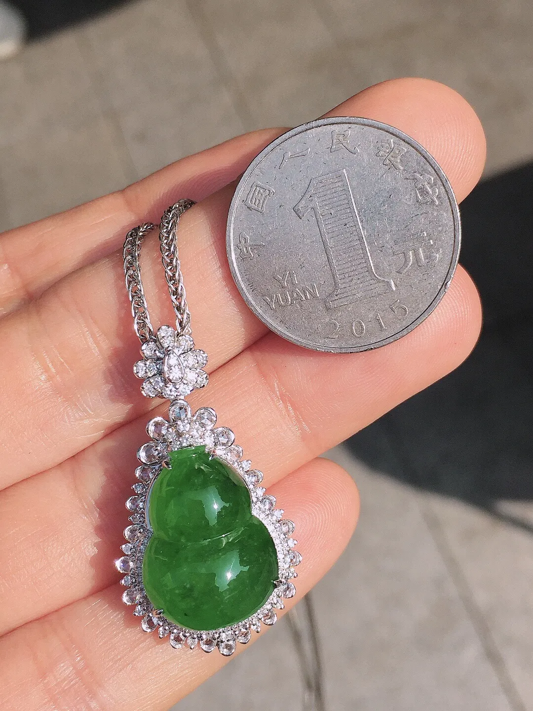 阳绿葫芦吊坠，色泽均匀艳丽，玉质细腻，荧光感超
强，饱满圆润，尽显优雅气质，18k
金豪华镶嵌