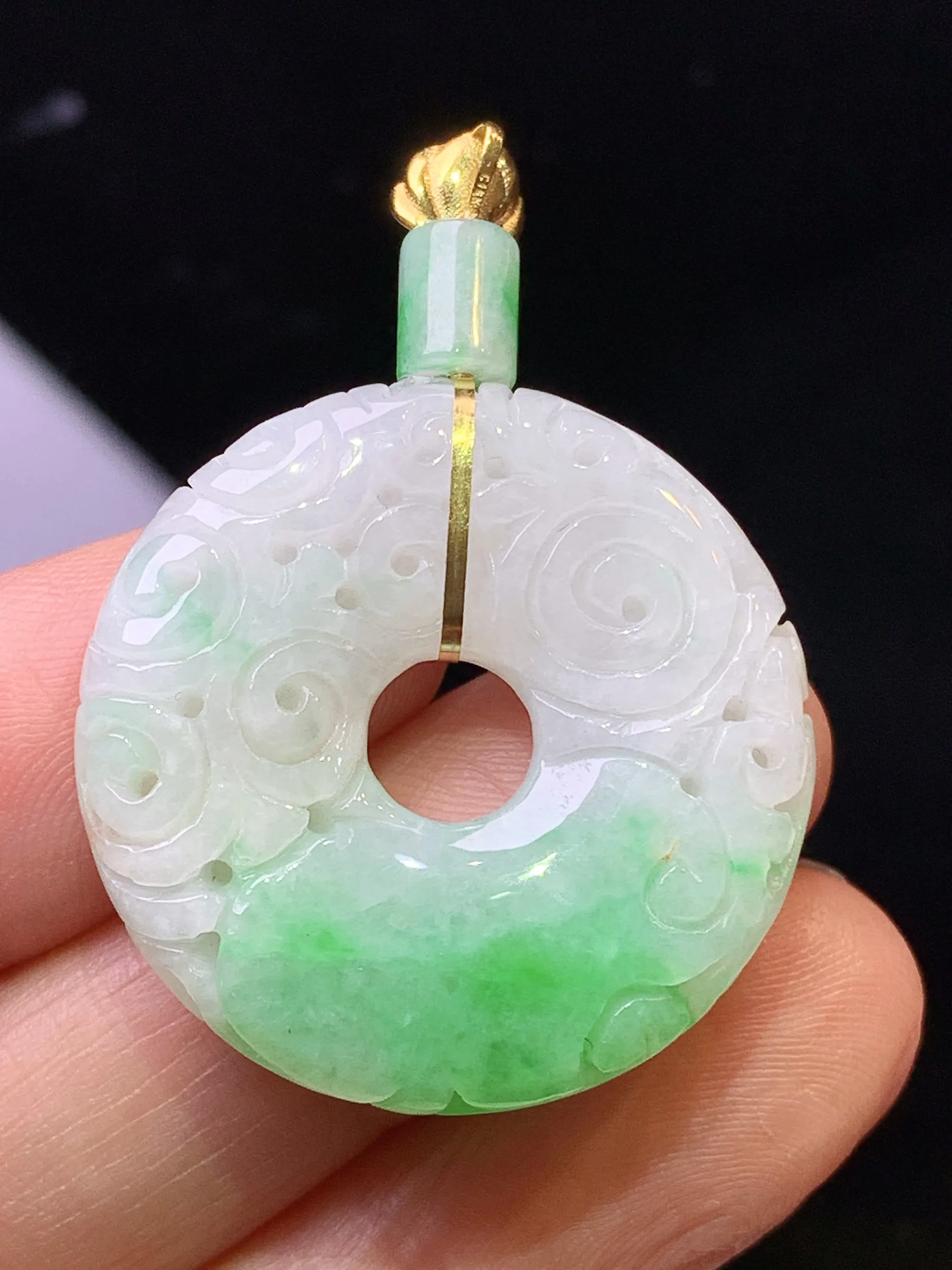 18金镶嵌飘绿仿古平安扣吊坠 玉质细腻 色泽清新艳丽 整体尺寸39.2*28*6