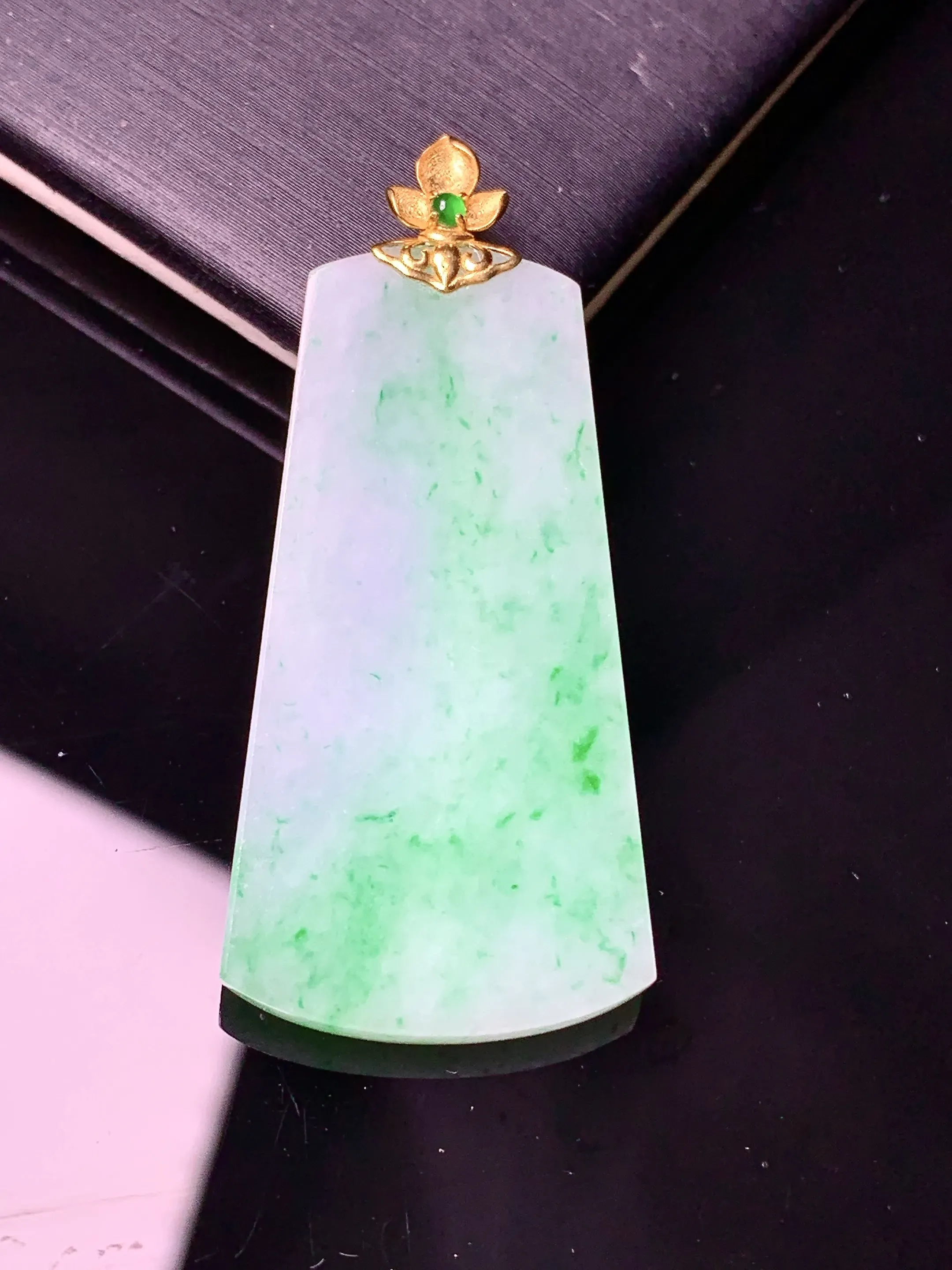 18金镶嵌飘绿无事牌吊坠 玉质细腻 色泽清新艳丽 整体尺寸37.6*19.2*3.2
