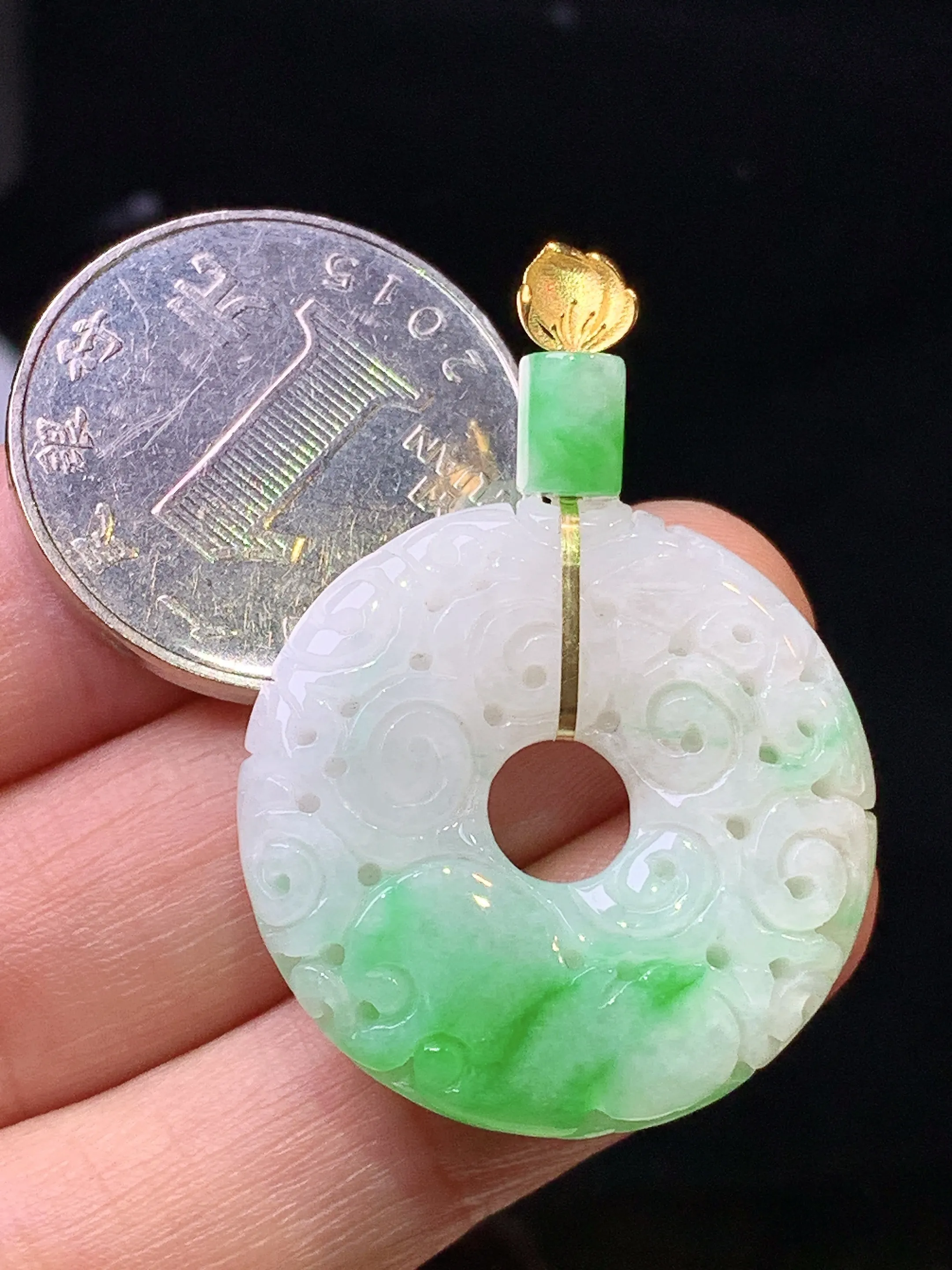 18金镶嵌飘绿仿古平安扣吊坠 玉质细腻 色泽清新艳丽 整体尺寸39.2*28*6