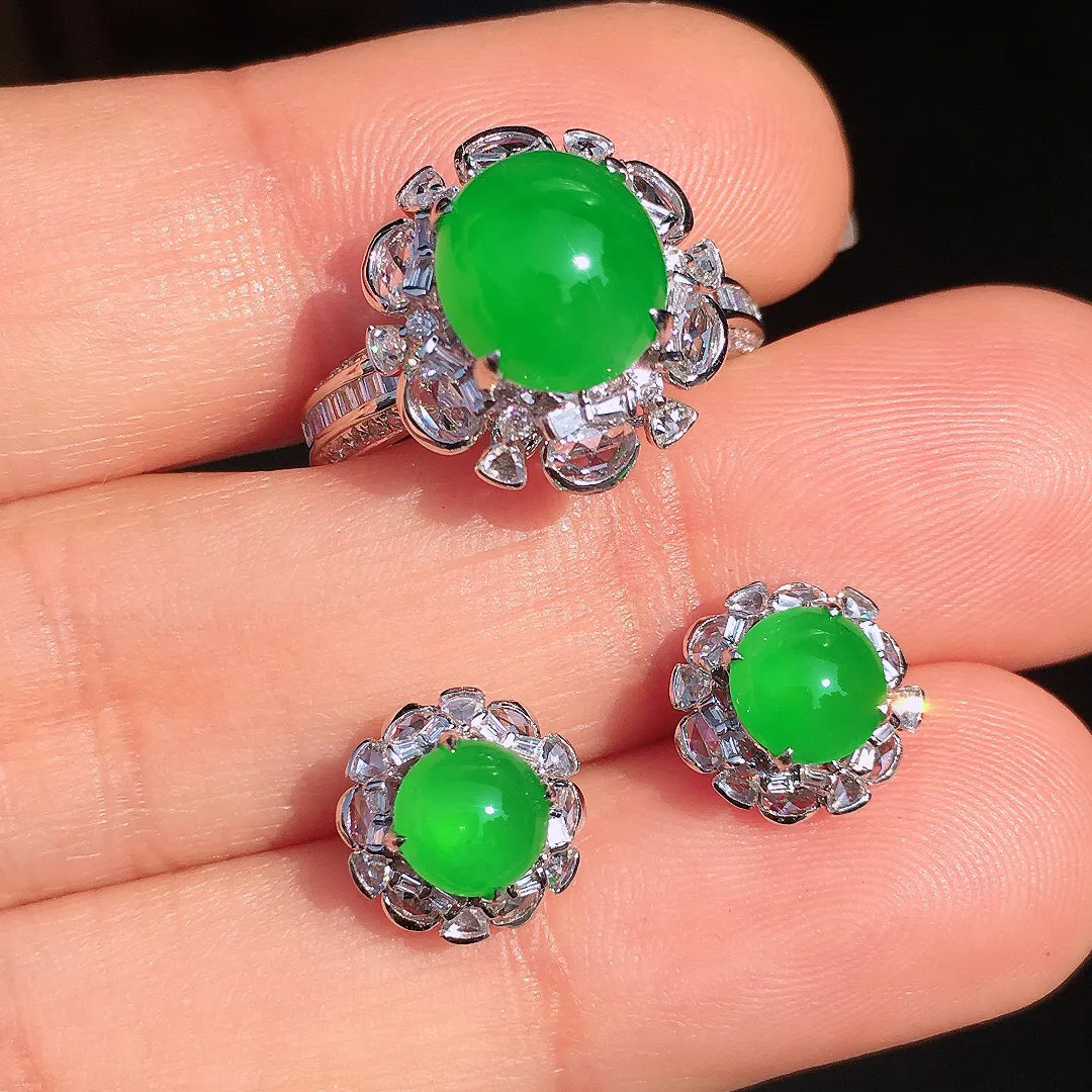 阳绿蛋面套装（耳钉+戒指），色泽均匀艳丽，玉质细腻，荧光感超
强，饱满圆润，尽显优雅气质，18k
金豪华镶嵌