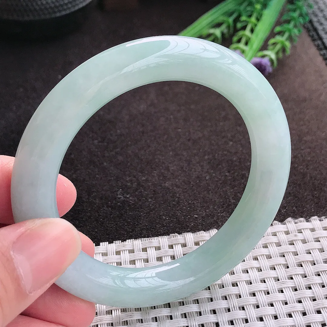 实拍A货翡翠54.8/10.9/10.6老坑秀气冰润天空蓝圆条手镯翡翠玉镯子