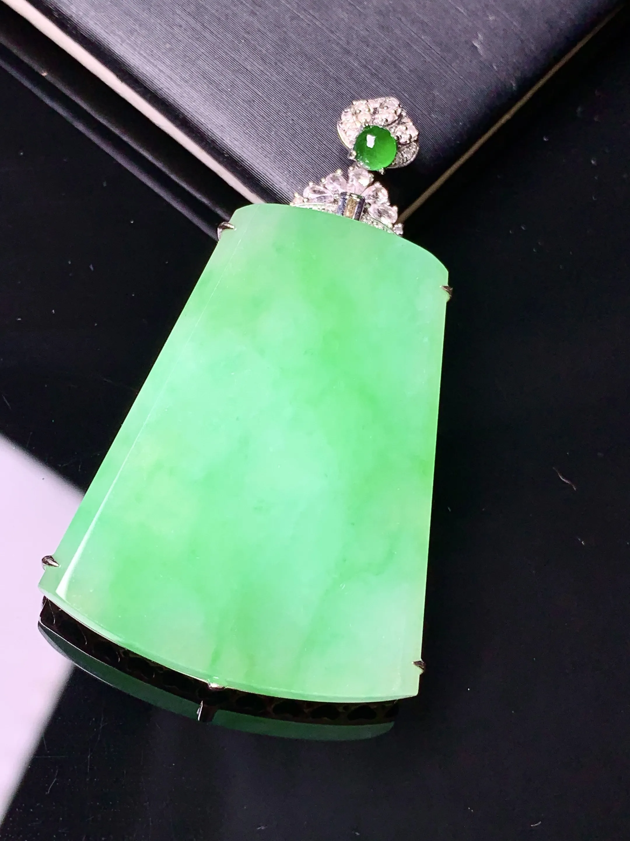 18金钻镶嵌翠绿无事牌吊坠 玉质细腻 色泽清新艳丽 整体尺寸49.3*28*5.8