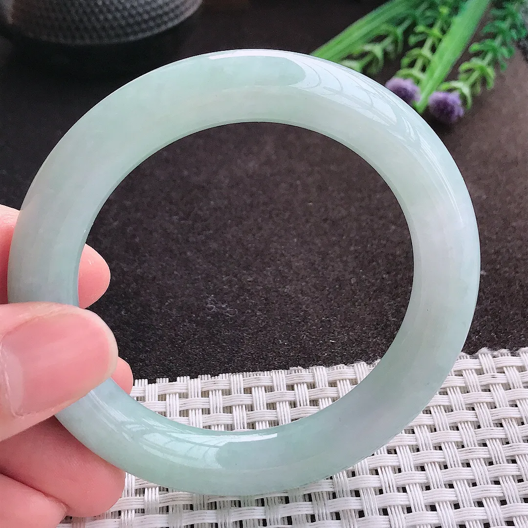 实拍A货翡翠54.8/10.9/10.6老坑秀气冰润天空蓝圆条手镯翡翠玉镯子