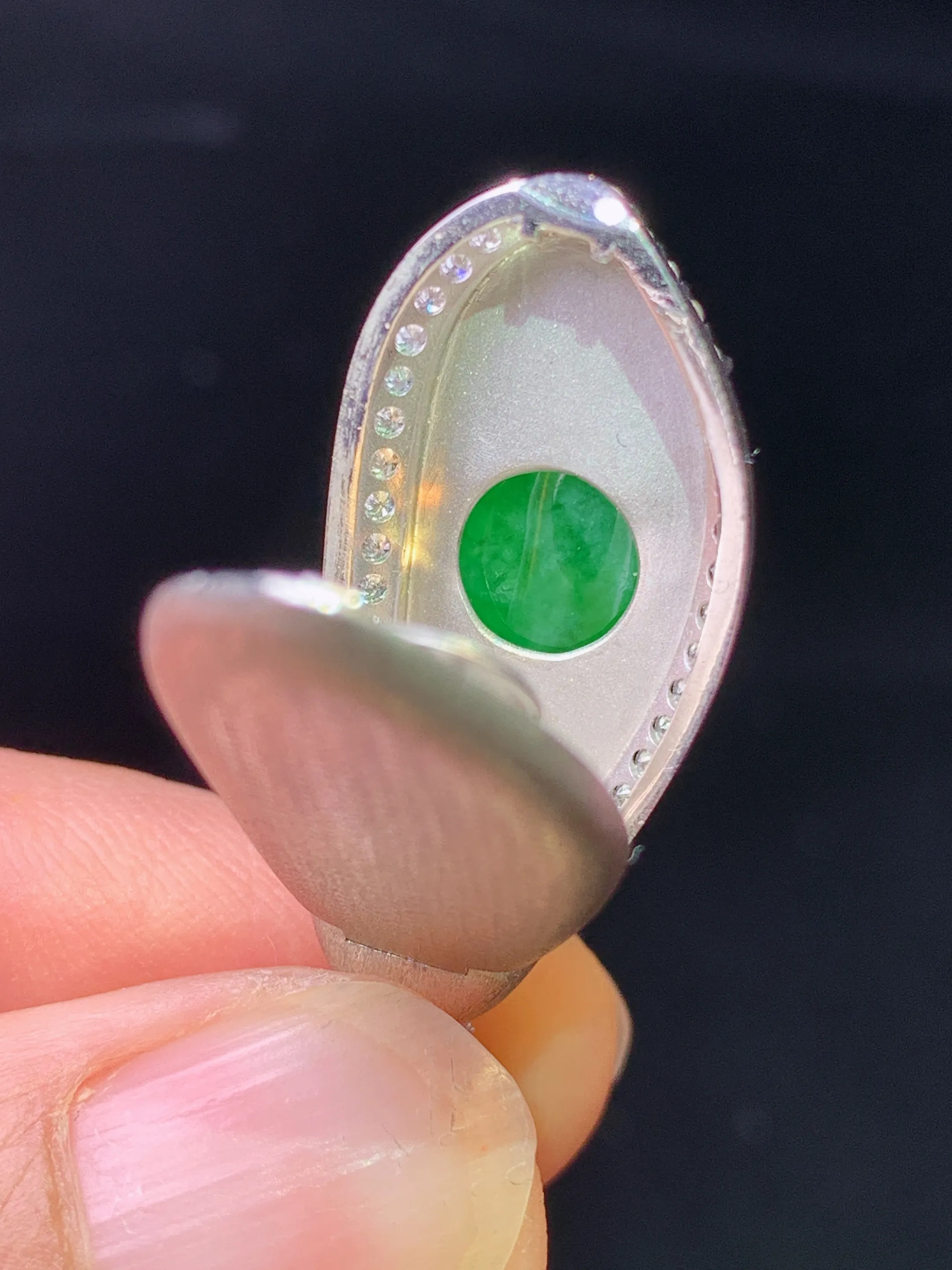 18金钻镶嵌满绿福瓜吊坠 玉质细腻 色泽清新艳丽 整体尺寸34*13*8.8