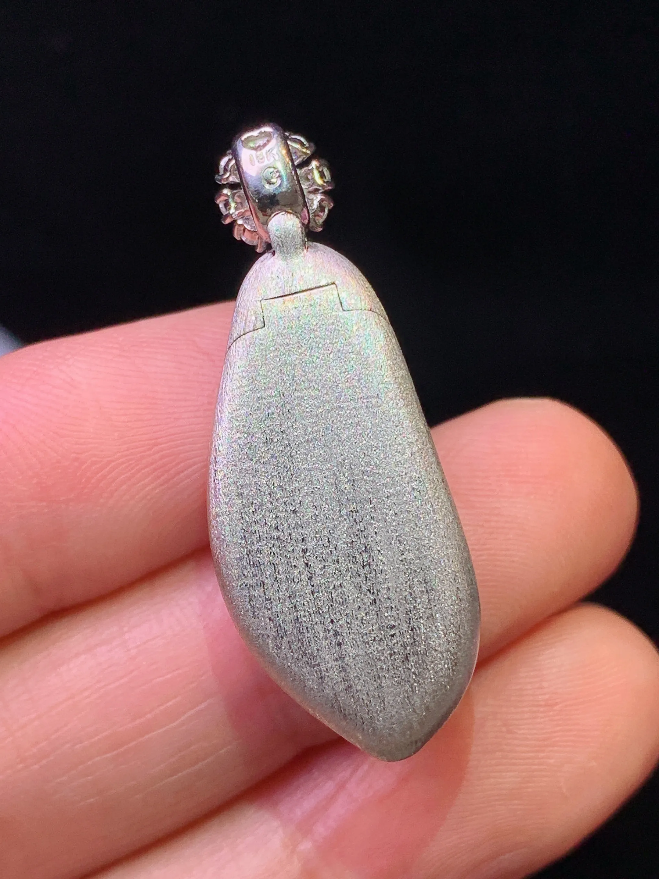 18金钻镶嵌满绿福瓜吊坠 玉质细腻 色泽清新艳丽 整体尺寸34*13*8.8