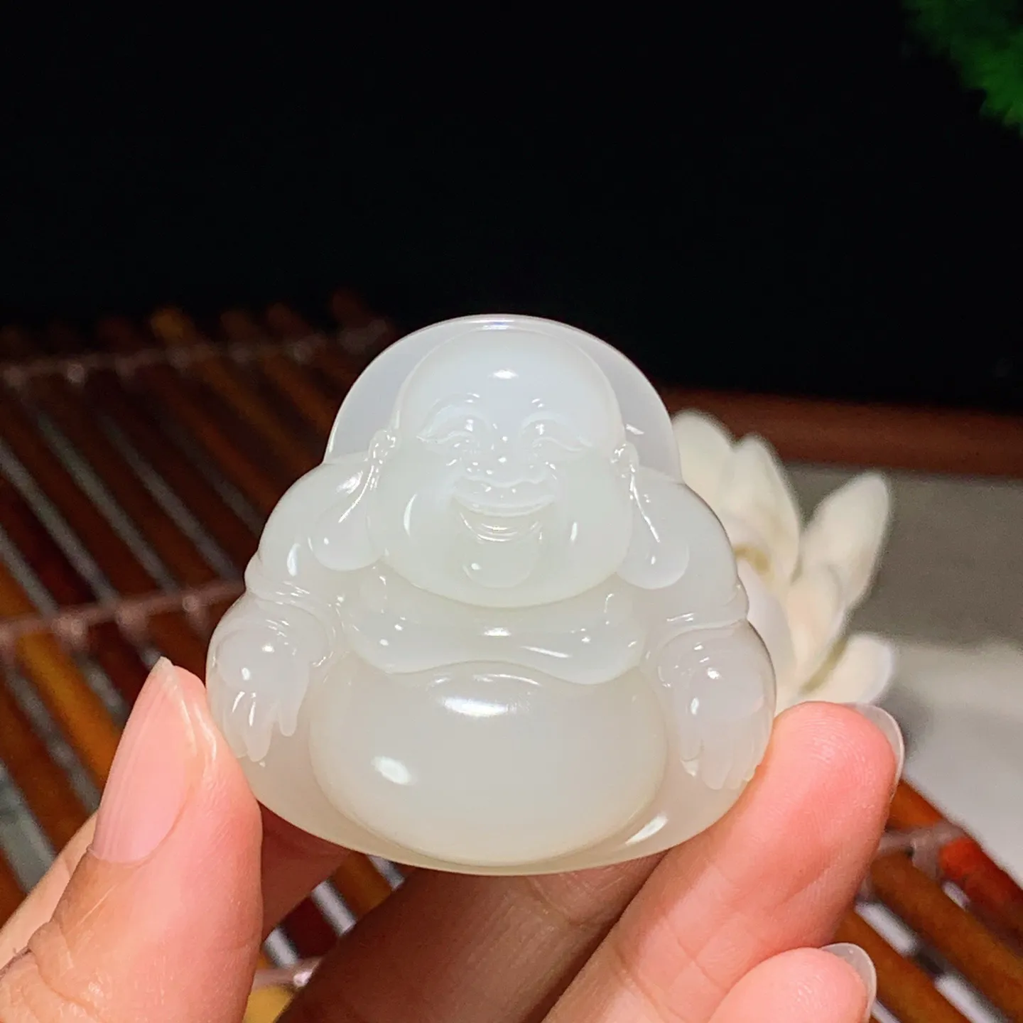 和田玉白玉佛引福来弥勒佛挂件 尺寸41/41/14mm重34克。玉质细腻油润。手推出油。品相大气 lt260121