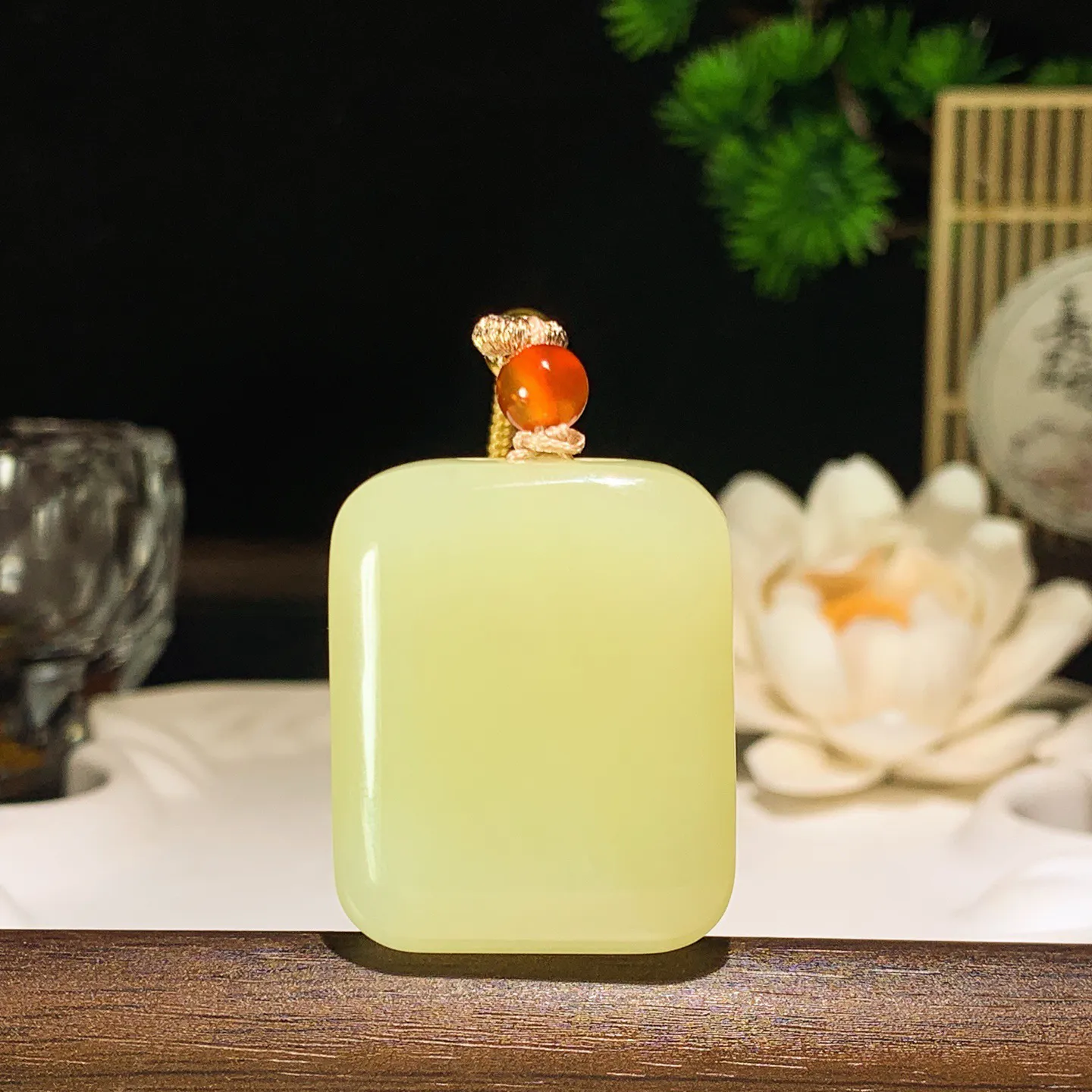 新疆和田玉若羌黄口料平安无事牌挂件。尺寸33/27/10重27.6克 无裂无杂 玉质细腻油润 底色纯