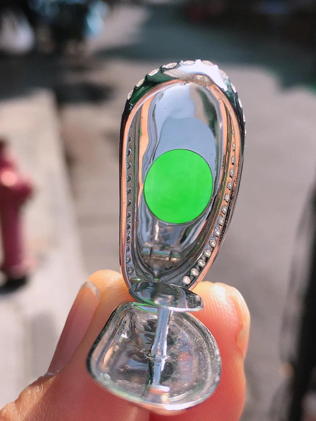 阳绿福瓜吊坠，色泽均匀艳丽，玉质细腻，荧光感超
强，饱满圆润，尽显优雅气质，18k
金豪华镶嵌