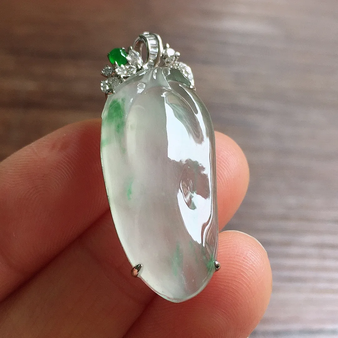 冰飘花福瓜吊坠，18k金镶嵌，冰润饱满，玉质细腻，种水足，Jj 尺寸37.6*15*7.7