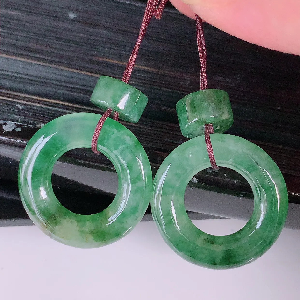 自然光实拍，冰种飘花翡翠一对平安扣耳坠，翠色灵动，玉质细腻，颜色漂亮，品相佳，佩戴佳品！配银线 #163.3平安扣尺寸17-3mm
