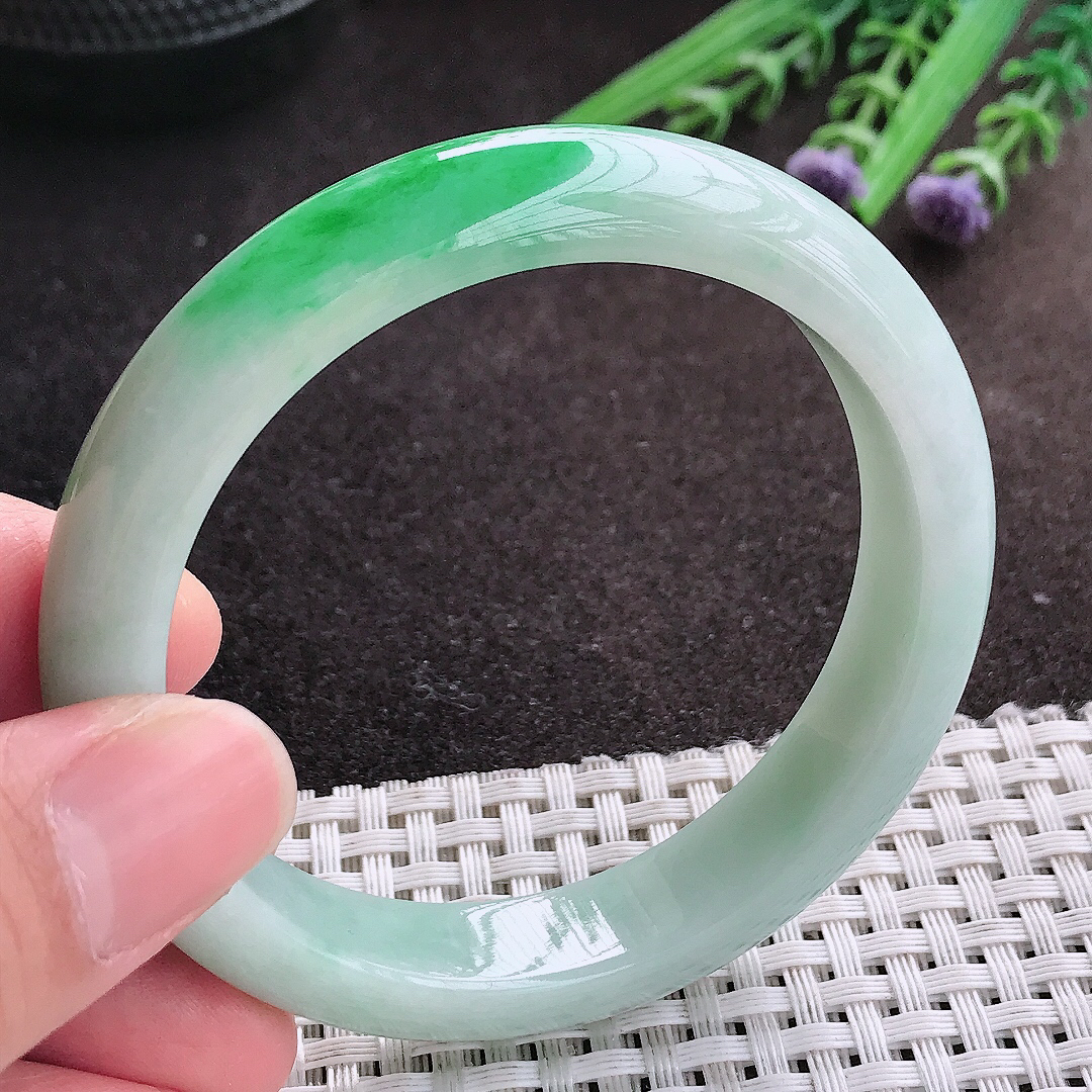 实拍A货翡翠56/12.1/8.1老坑精美温润飘阳绿手镯宽边玉镯子