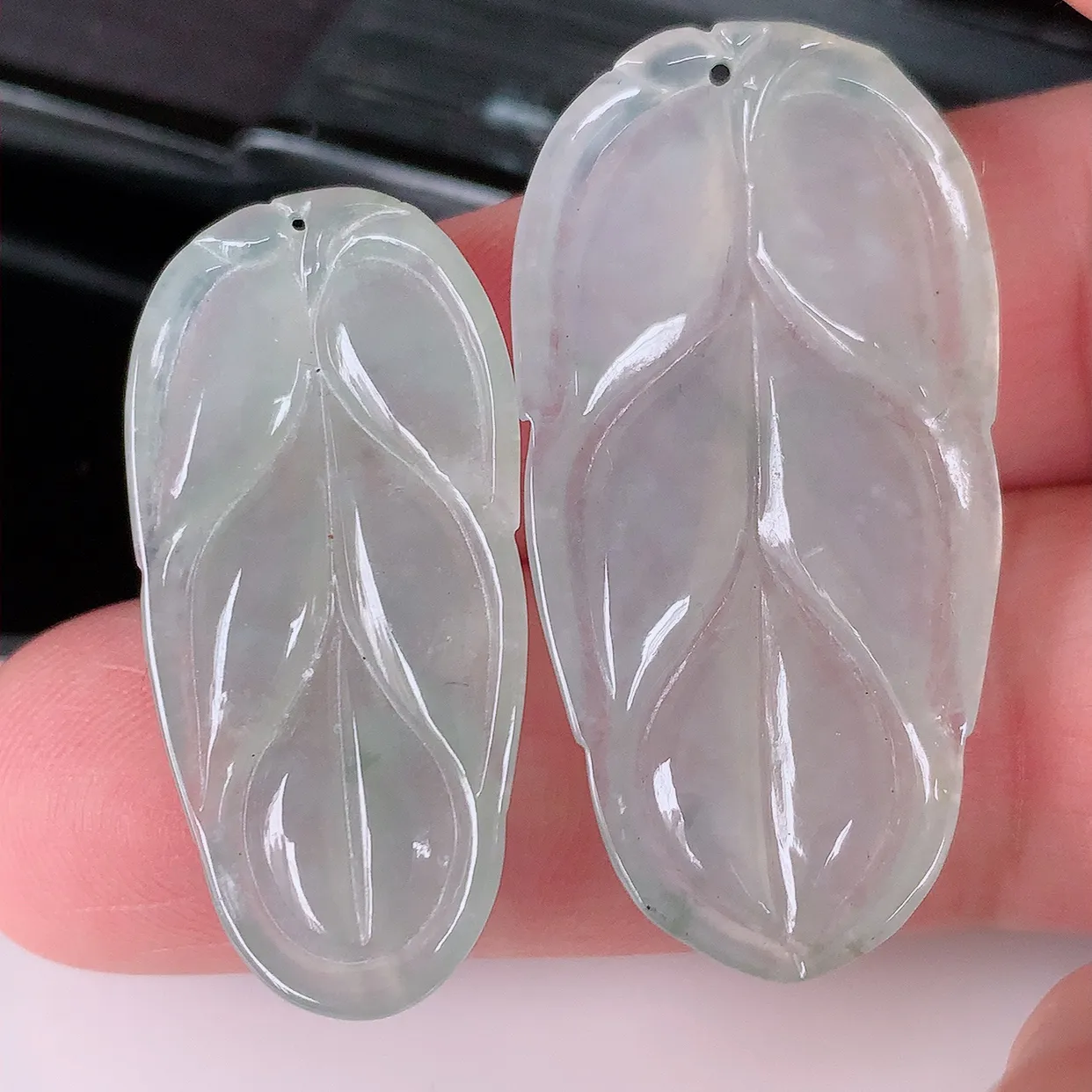 自然光实拍，冰种翡翠一对叶子吊坠 ，种水足，色泽清新，工艺精湛，叶子寓意美好；金枝玉叶，事业有成。#166.3尺寸40*20*4，34.5*16.8*3.6mm