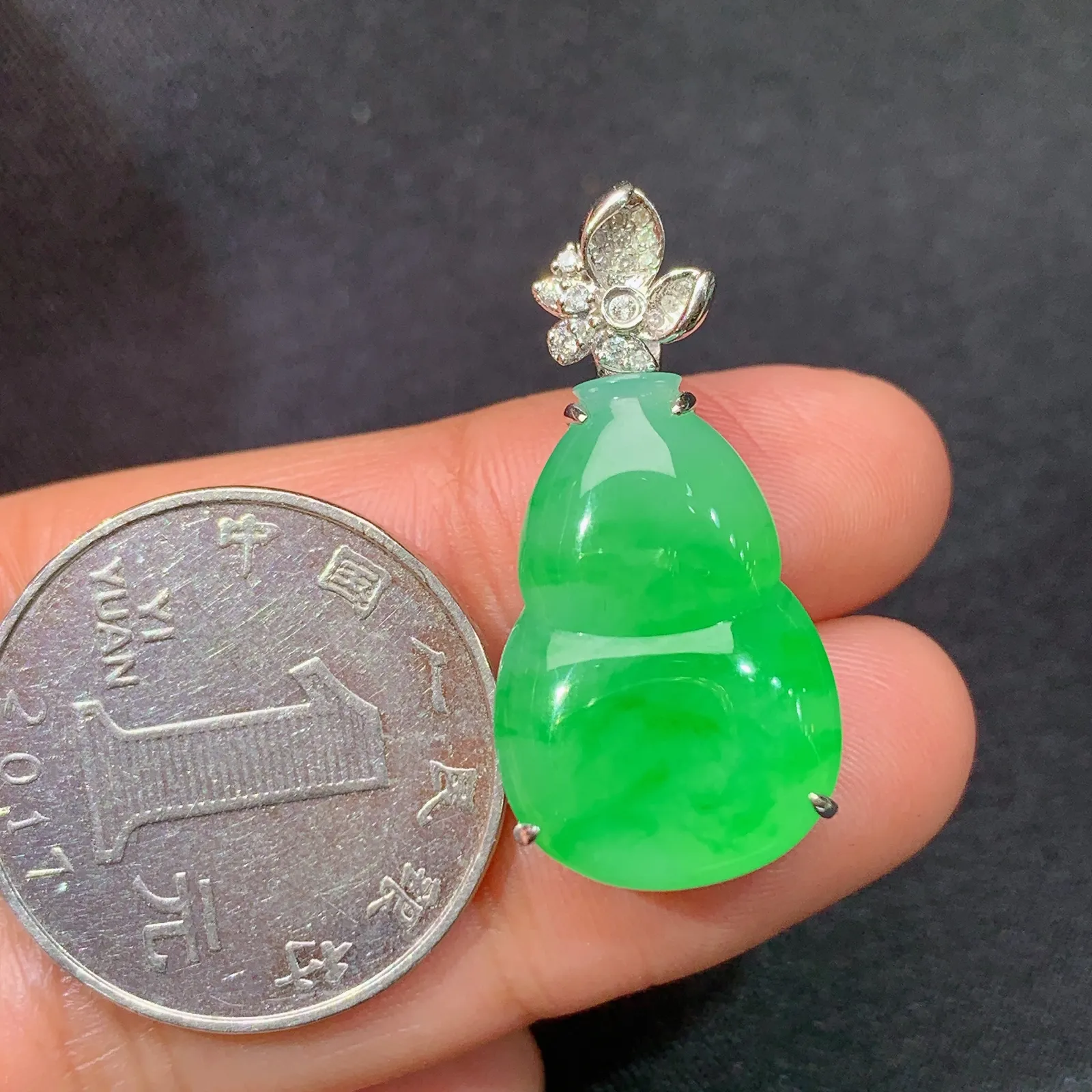 翠绿葫芦吊坠，18k金镶嵌，色泽鲜阳，冰润细腻，种水足，Lp 尺寸30.2*14.7*8.1