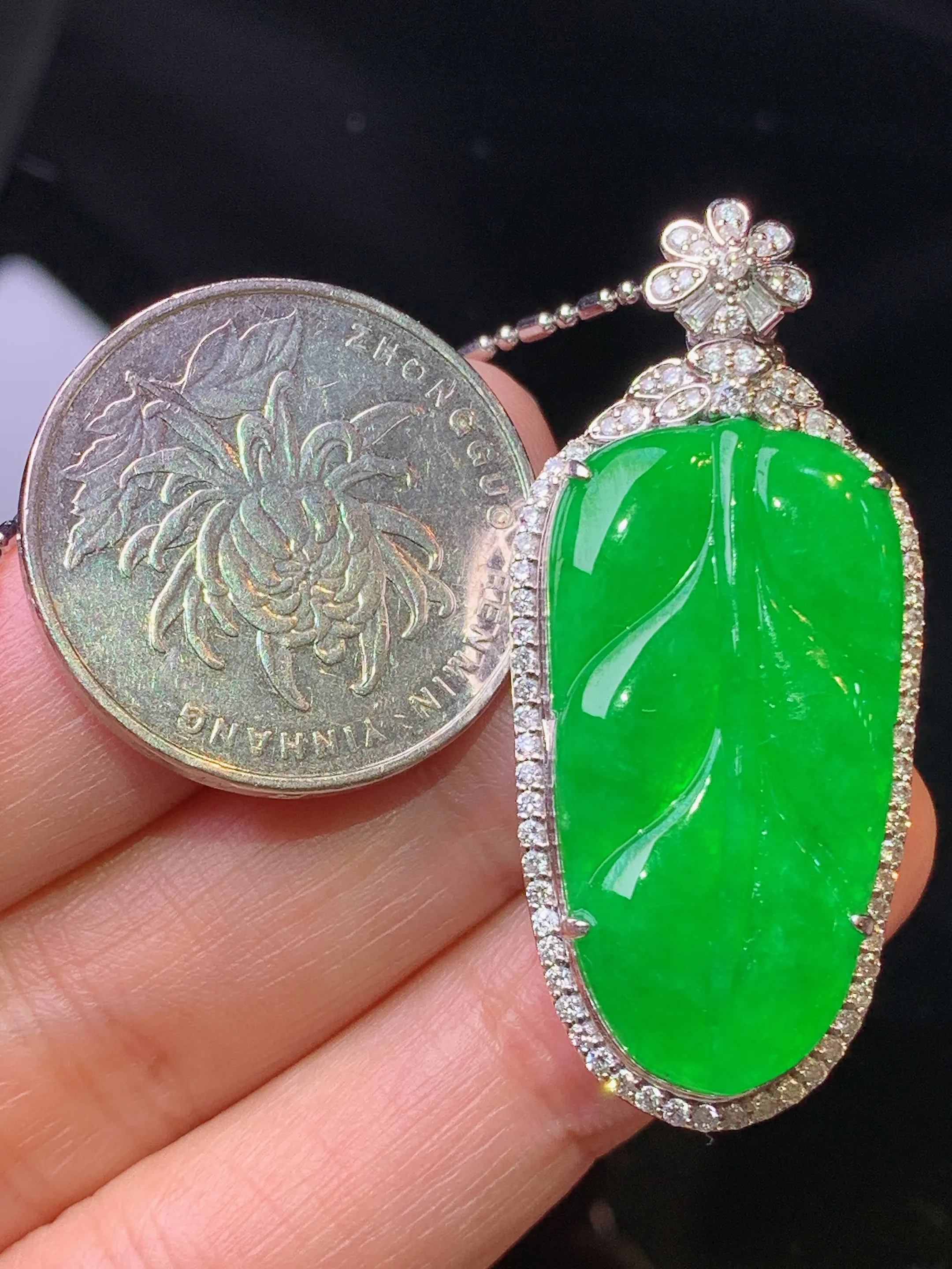 18金钻镶嵌翠绿树叶吊坠 玉质细腻 色泽清新艳丽 整体尺寸42.6*19*10.2