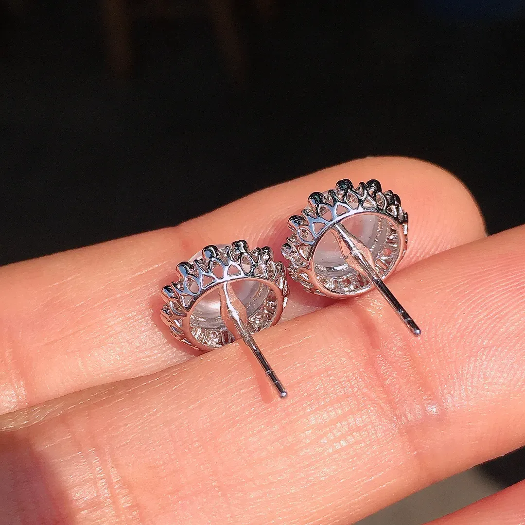 冰种蛋面耳钉，玉质细腻，荧光感超
强，饱满圆润，尽显优雅气质，18k
金豪华镶嵌