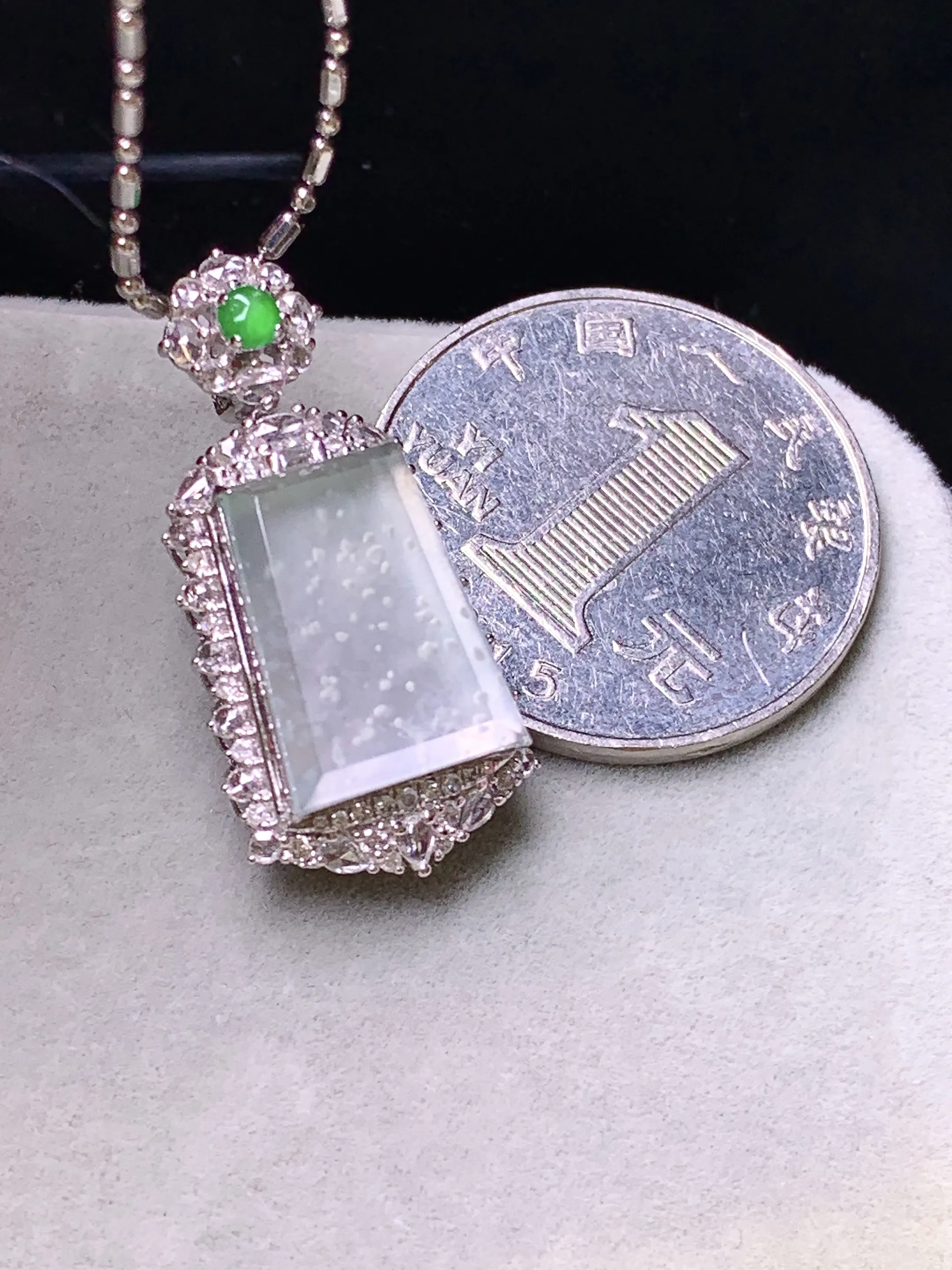 18金钻镶嵌冰种无事牌吊坠 玉质细腻 色泽清新艳丽 整体尺寸28.8*14.2*10.2