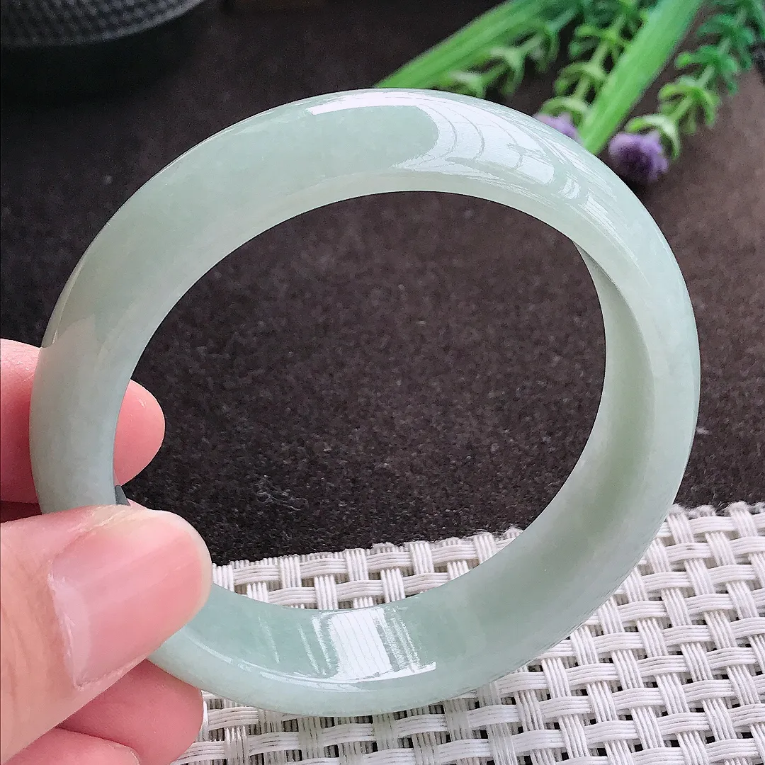 实拍A货翡翠55.5/15.8/7.5老坑秀气冰润浅绿色手镯宽边玉镯子