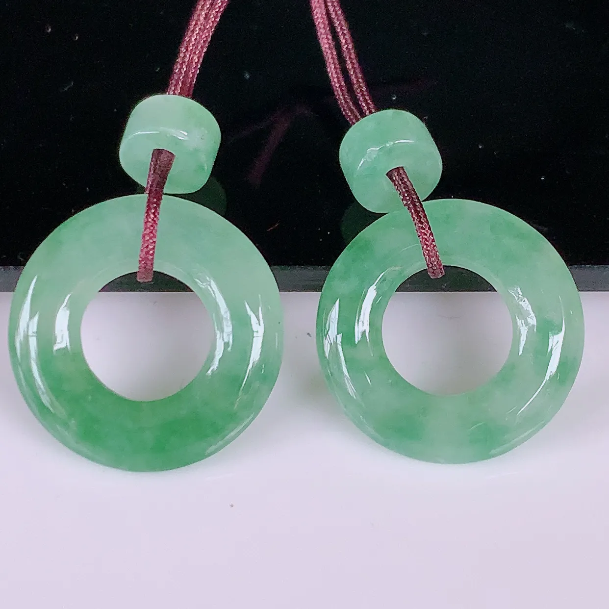 自然光实拍，冰种飘花翡翠一对平安扣耳坠，翠色灵动，玉质细腻，颜色漂亮，品相佳，佩戴佳品！配银线 #165.3平安扣尺寸14.2-2.6mm
