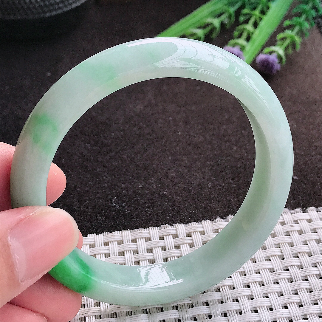 实拍A货翡翠56/12.1/8.1老坑精美温润飘阳绿手镯宽边玉镯子