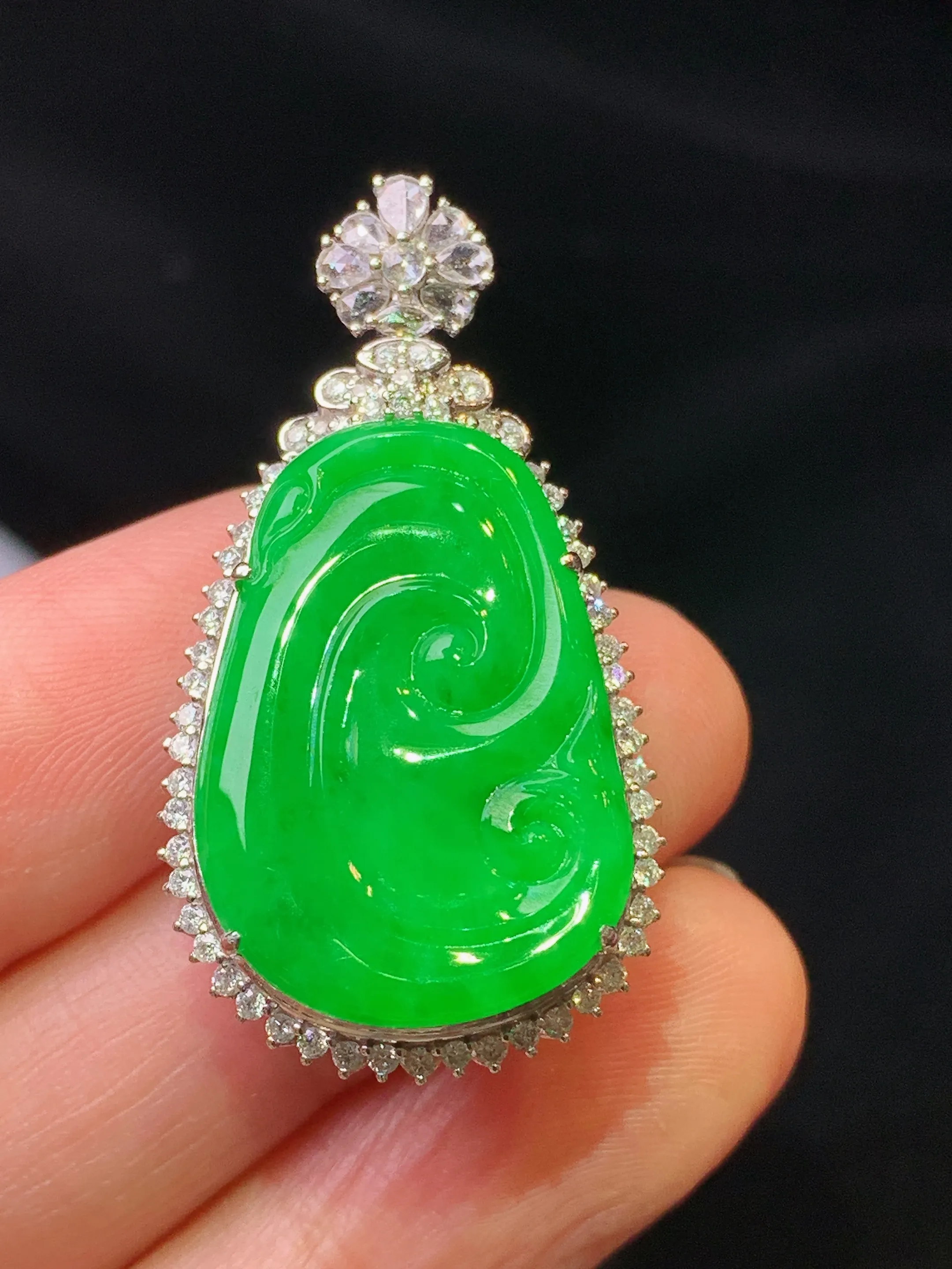 18金钻镶嵌满绿如意吊坠 玉质细腻 色泽清新艳丽 整体尺寸37.2*19.7*10