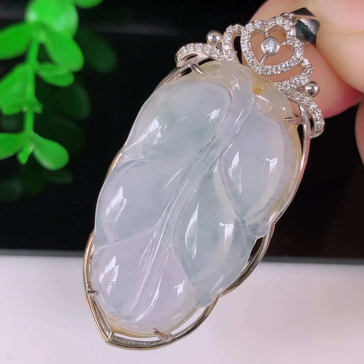 冰种翡翠叶子925银镶嵌吊坠，自然光实拍，翠色灵动，颜色漂亮，种老水足，品相佳，佩戴佳品！#169.