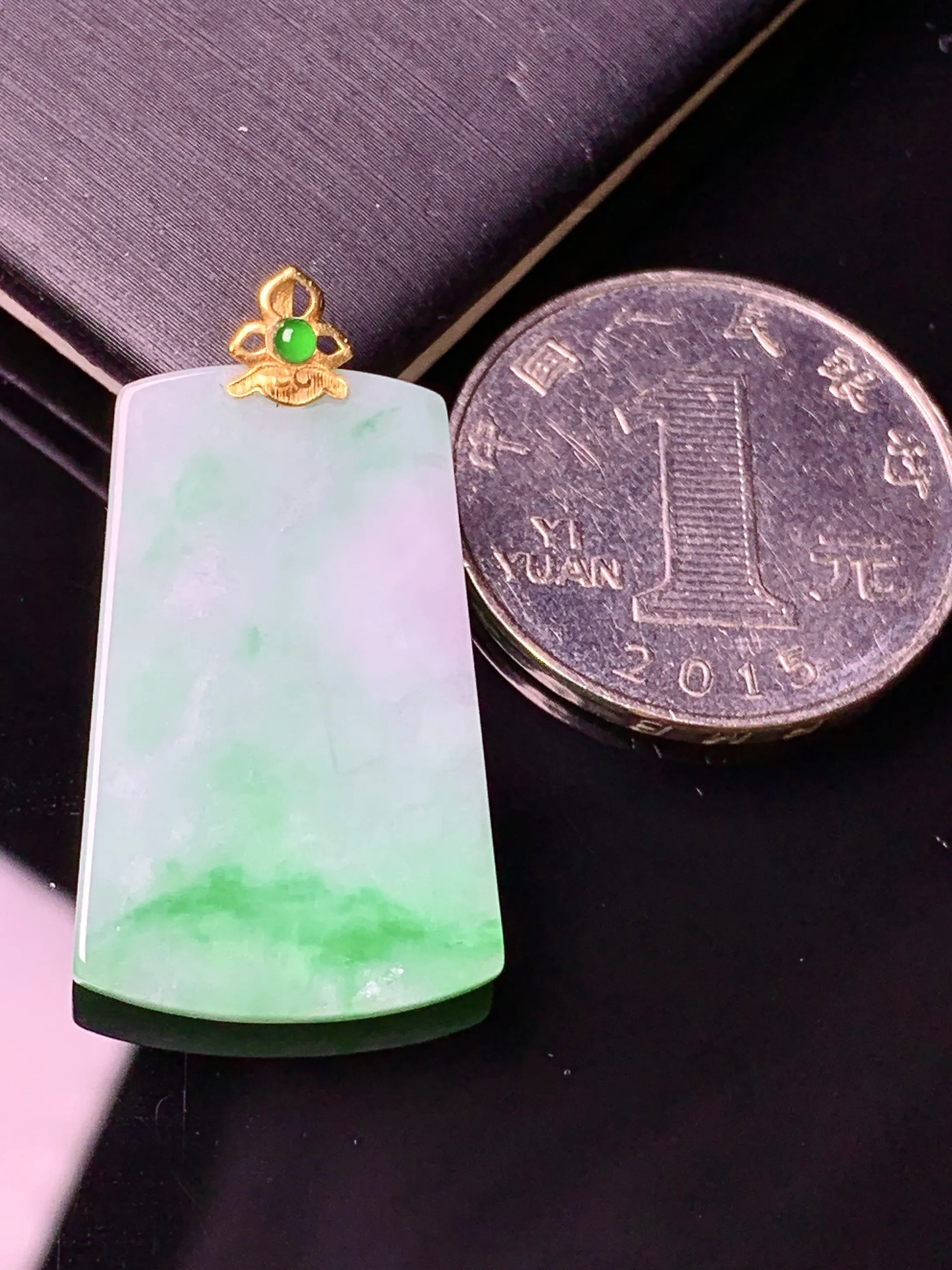 18金镶嵌飘绿无事牌吊坠 玉质细腻 色泽清新艳丽 整体尺寸32.5*17.7*2.6