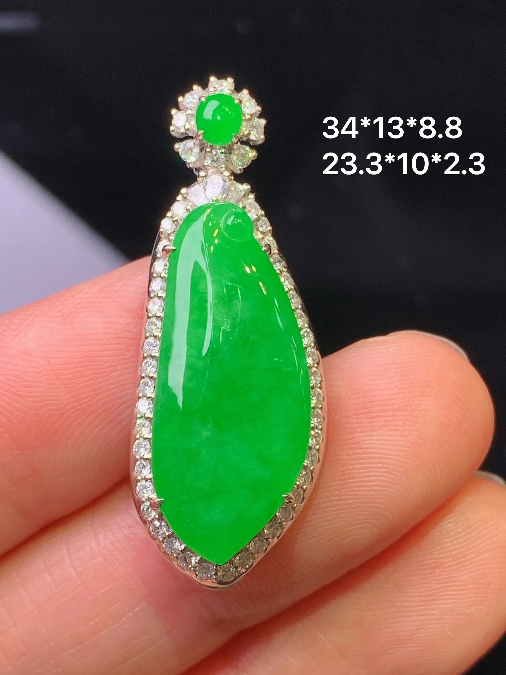 18金钻镶嵌满绿福瓜吊坠 玉质细腻 色泽清新艳丽 整体尺寸34*13*8.8