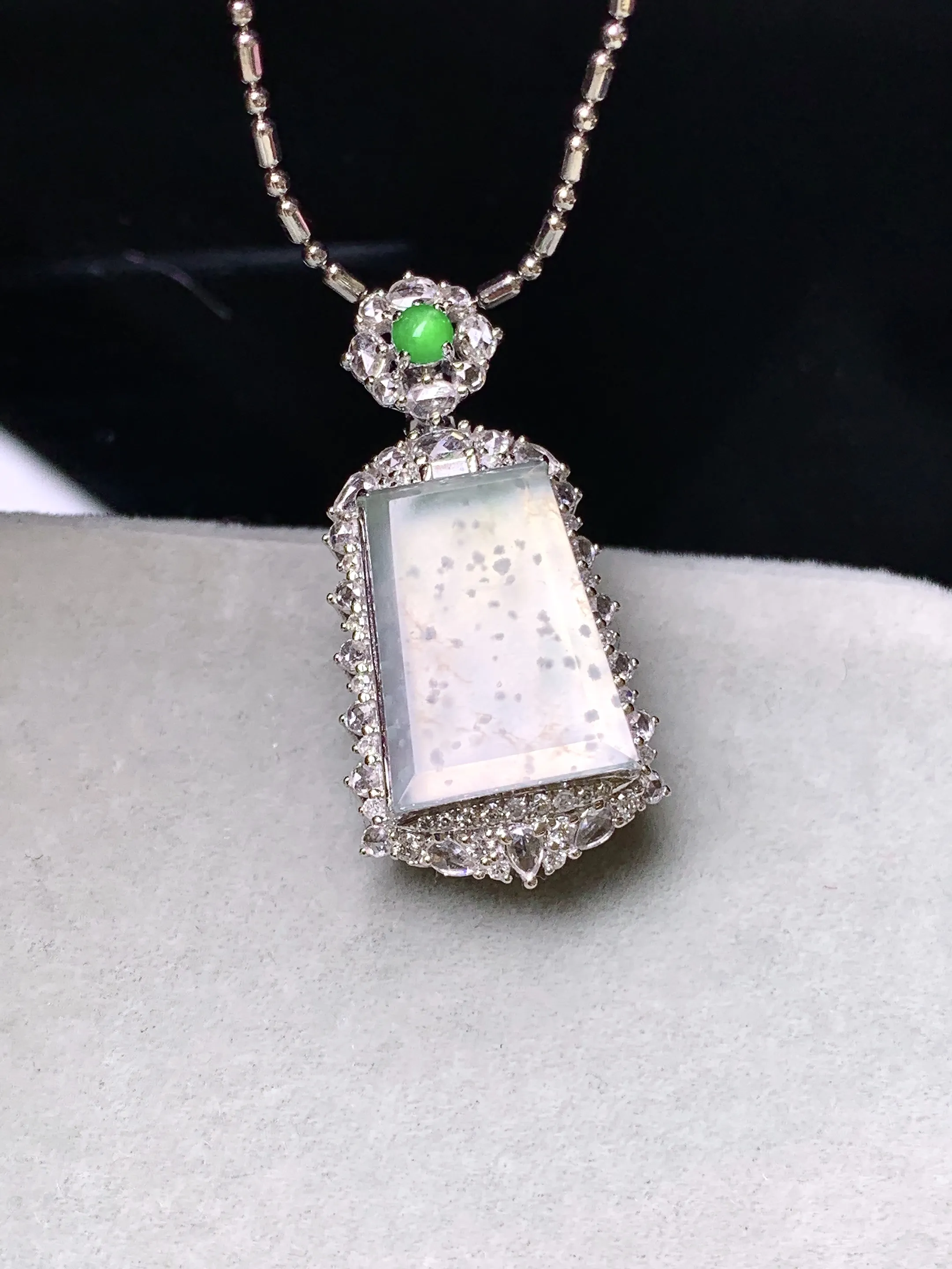 18金钻镶嵌冰种无事牌吊坠 玉质细腻 色泽清新艳丽 整体尺寸28.8*14.2*10.2