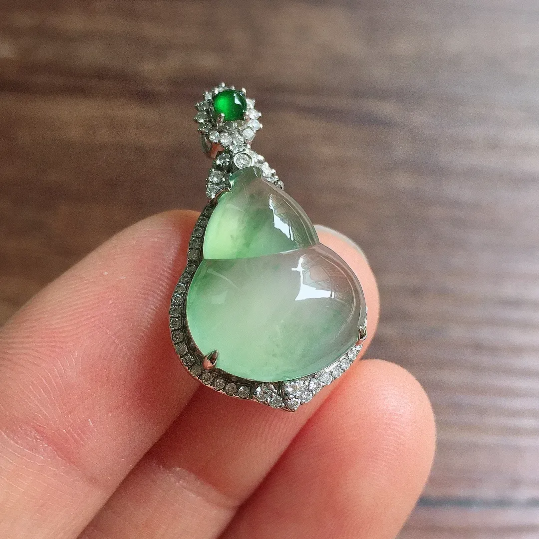 冰晴底葫芦吊坠，18k金镶嵌，冰润饱满，玉质细腻，种水足，Jj 尺寸29.1*26.3*10.2