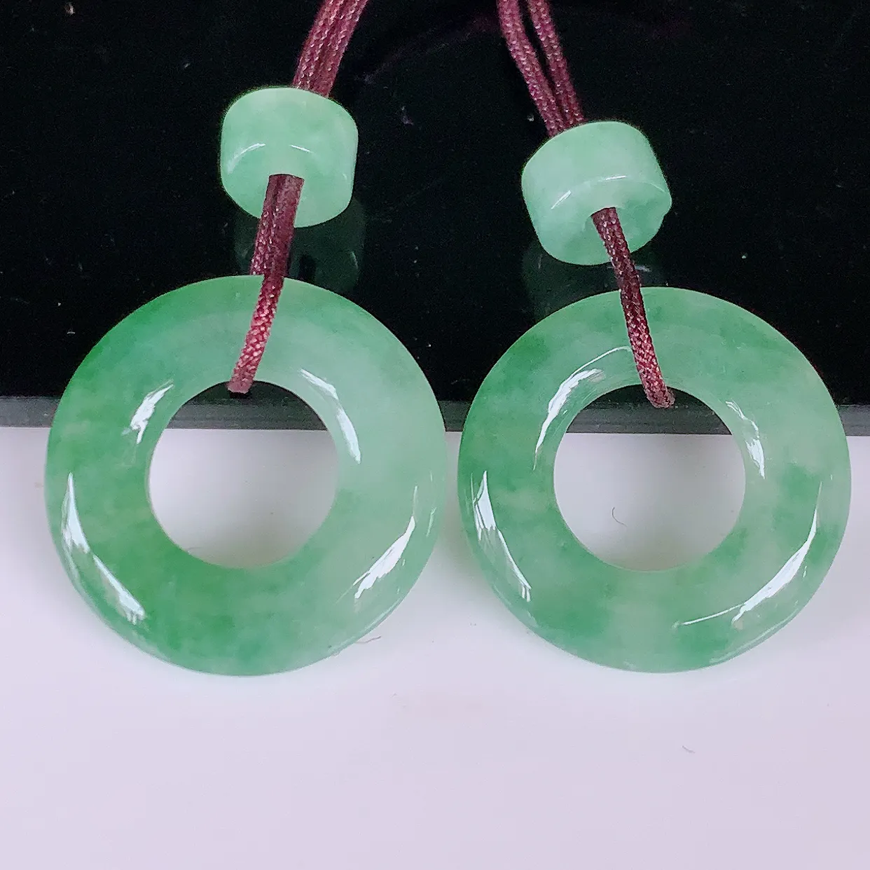 自然光实拍，冰种飘花翡翠一对平安扣耳坠，翠色灵动，玉质细腻，颜色漂亮，品相佳，佩戴佳品！配银线 #165.3平安扣尺寸14.2-2.6mm
