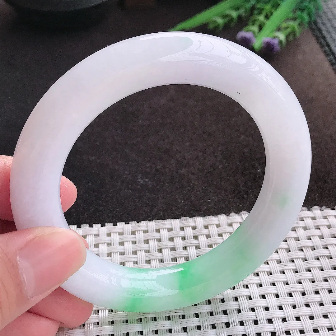 实拍A货翡翠56.5/12.2老坑精美冰润飘绿胖圆条手镯翡翠玉镯子