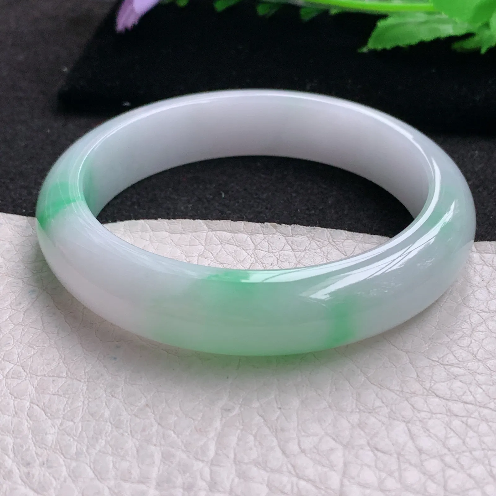 yh实拍56.5*13*8.3平安镯 缅甸翡翠a货精美白底青宽边玉手镯 玉手环