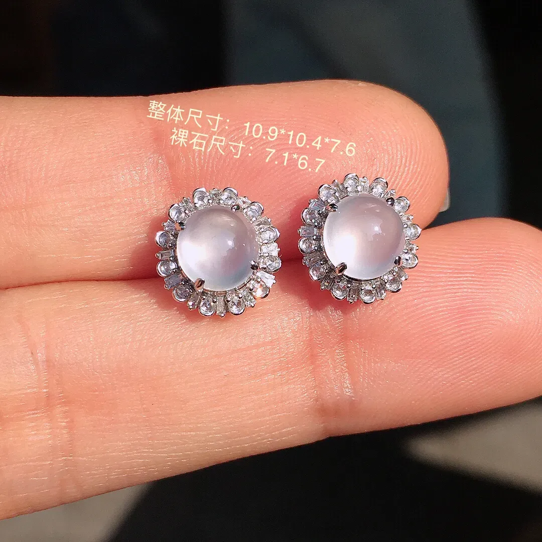 冰种蛋面耳钉，玉质细腻，荧光感超
强，饱满圆润，尽显优雅气质，18k
金豪华镶嵌