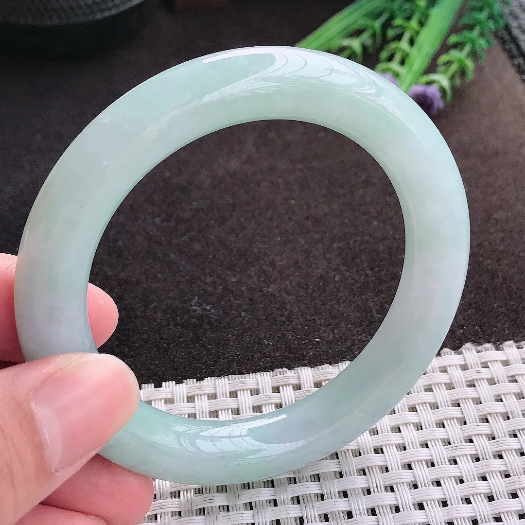 实拍A货翡翠54.8/10.9/10.6老坑秀气冰润天空蓝圆条手镯翡翠玉镯子